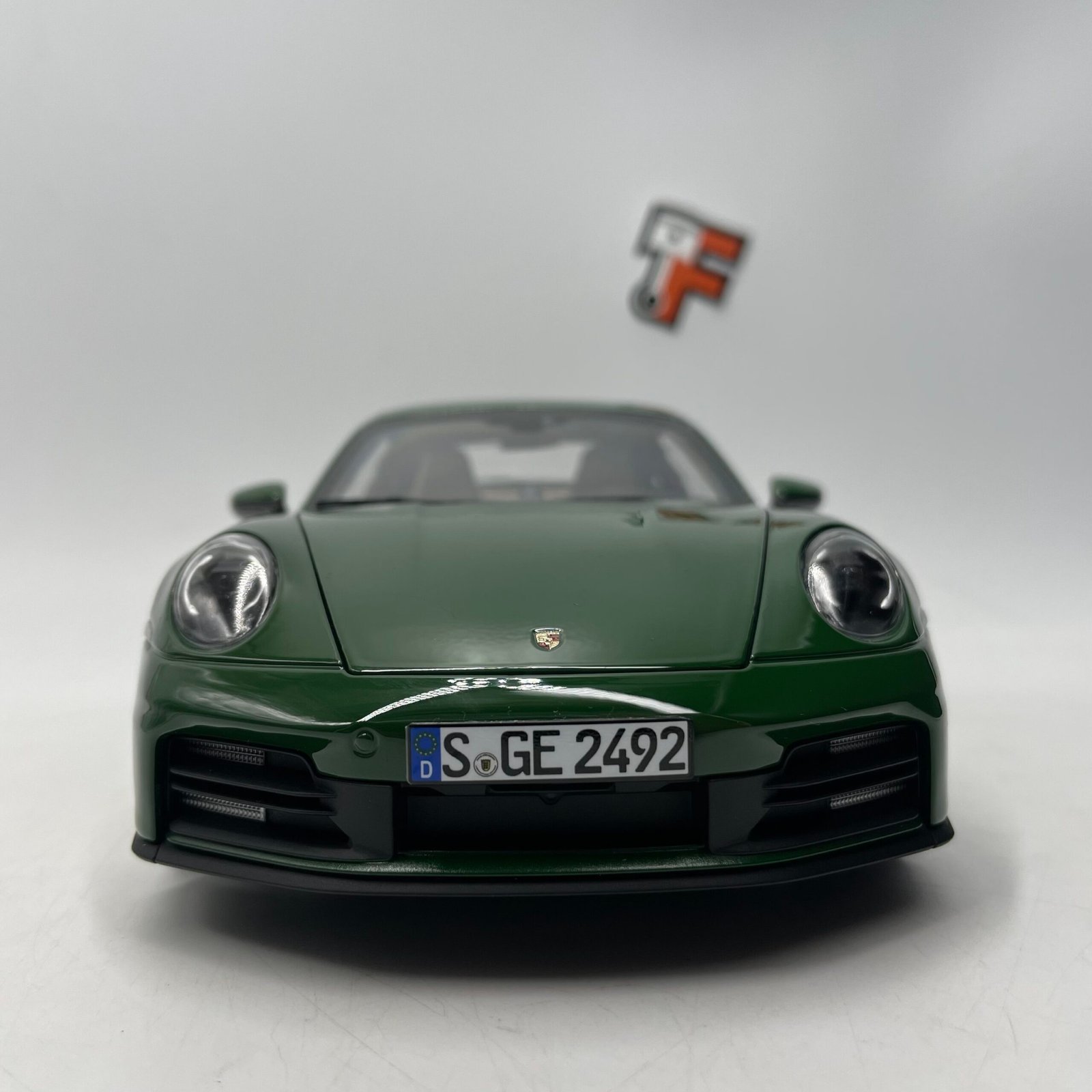 Porsche 911 992.2 Carrera 2024 Irishgreen – Image 2