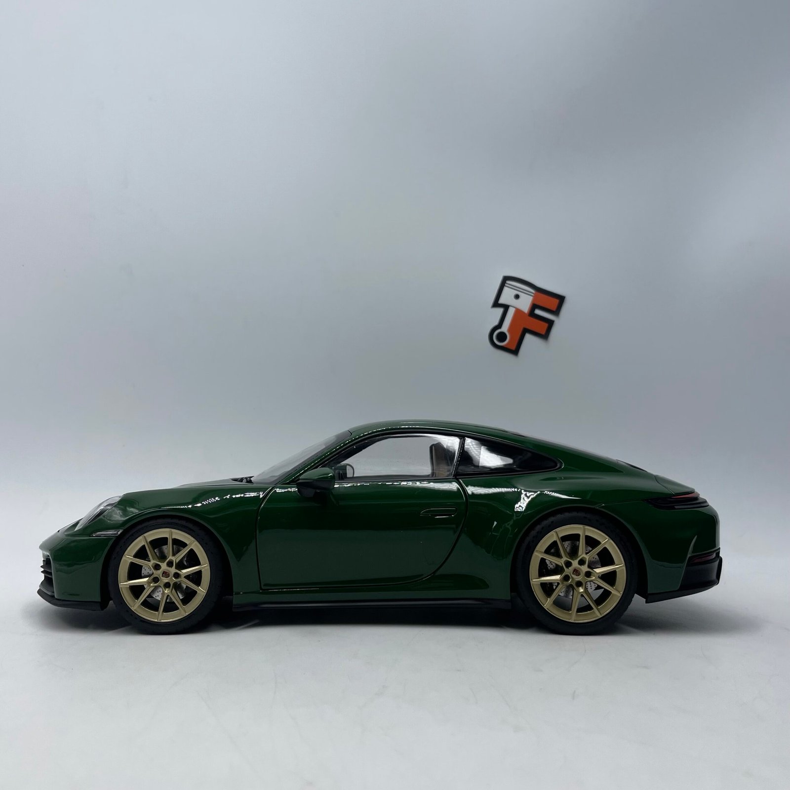 Porsche 911 992.2 Carrera 2024 Irishgreen – Image 4