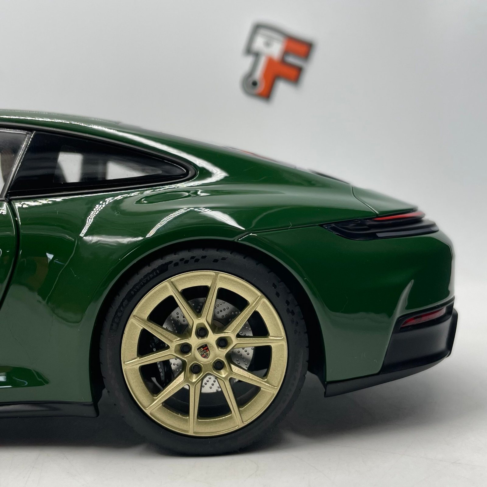 Porsche 911 992.2 Carrera 2024 Irishgreen – Image 13