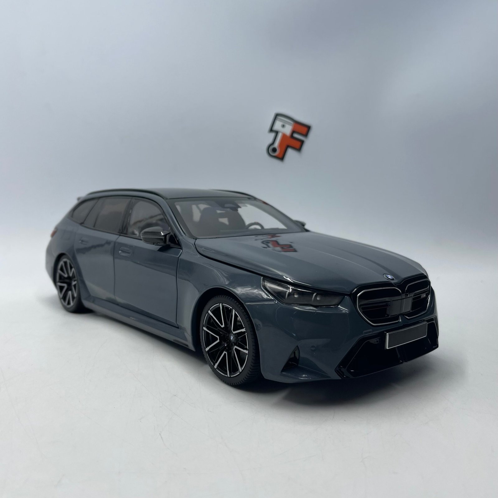 Miniature BMW M5 Touring 2024 Grey Metallic Minichamps 1/18 vendue en Suisse