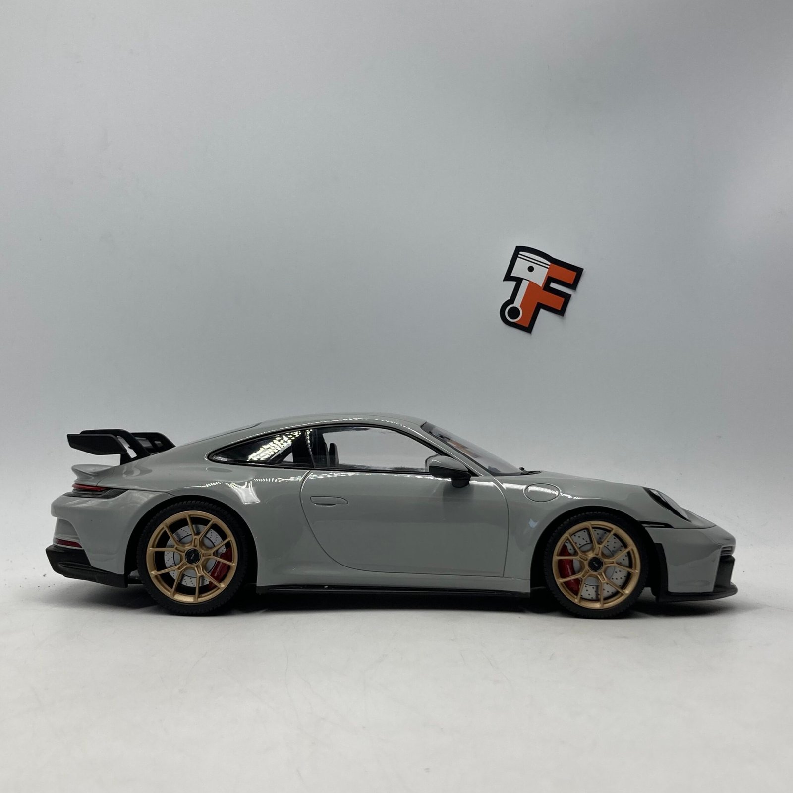 Porsche 911 (992) GT3 2021 Chalk/Gold Wheels – Image 5
