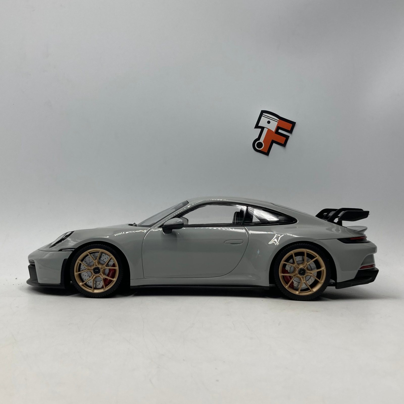 Porsche 911 (992) GT3 2021 Chalk/Gold Wheels – Image 4