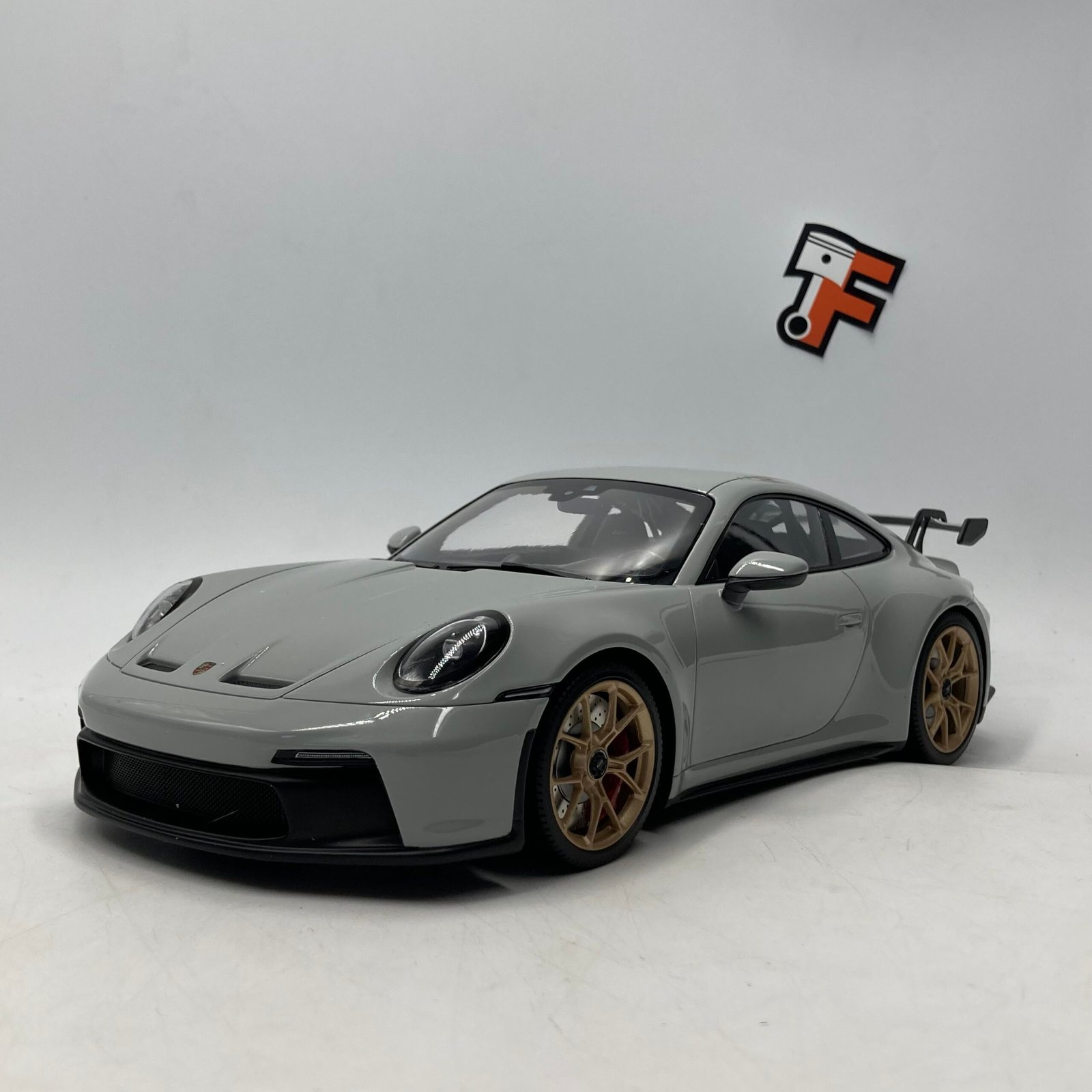 Porsche 911 (992) GT3 2021 Chalk/Gold Wheels – Image 7
