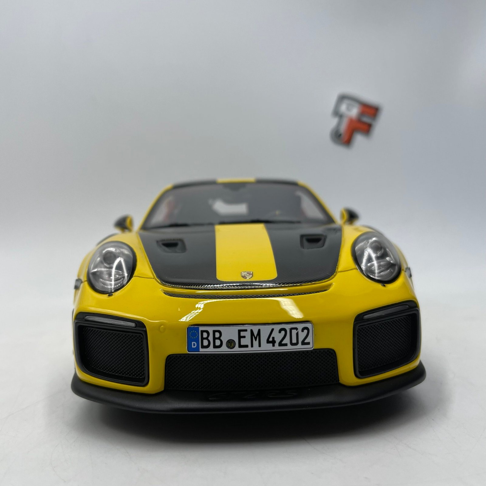 Porsche 911 (991.2) GT2 RS Nürburgring Lap Record 2017 Yellow/Black 1/18 – Image 2