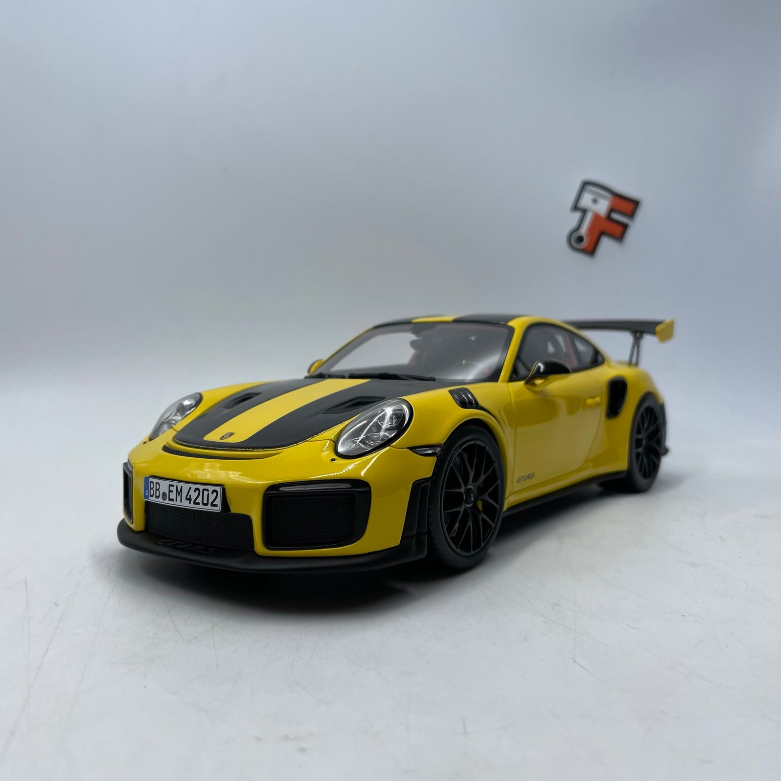 Porsche 911 (991.2) GT2 RS Nürburgring Lap Record 2017 Yellow/Black 1/18 – Image 3