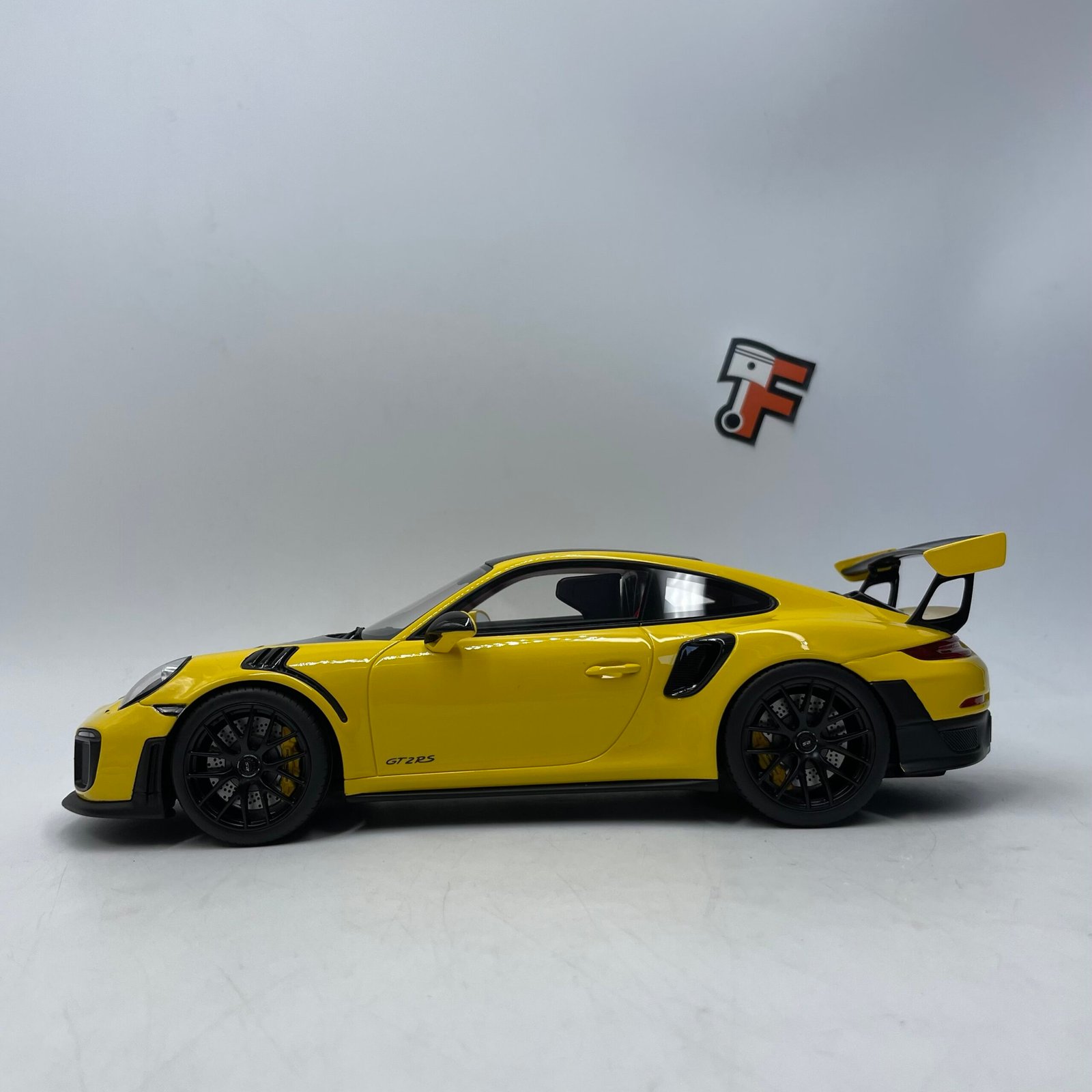 Porsche 911 (991.2) GT2 RS Nürburgring Lap Record 2017 Yellow/Black 1/18 – Image 4