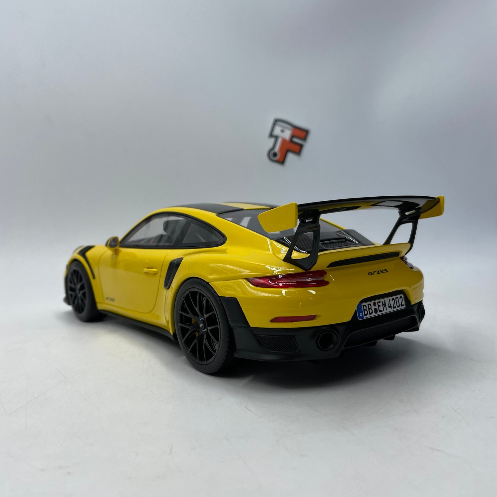 Porsche 911 (991.2) GT2 RS Nürburgring Lap Record 2017 Yellow/Black 1/18 – Image 5