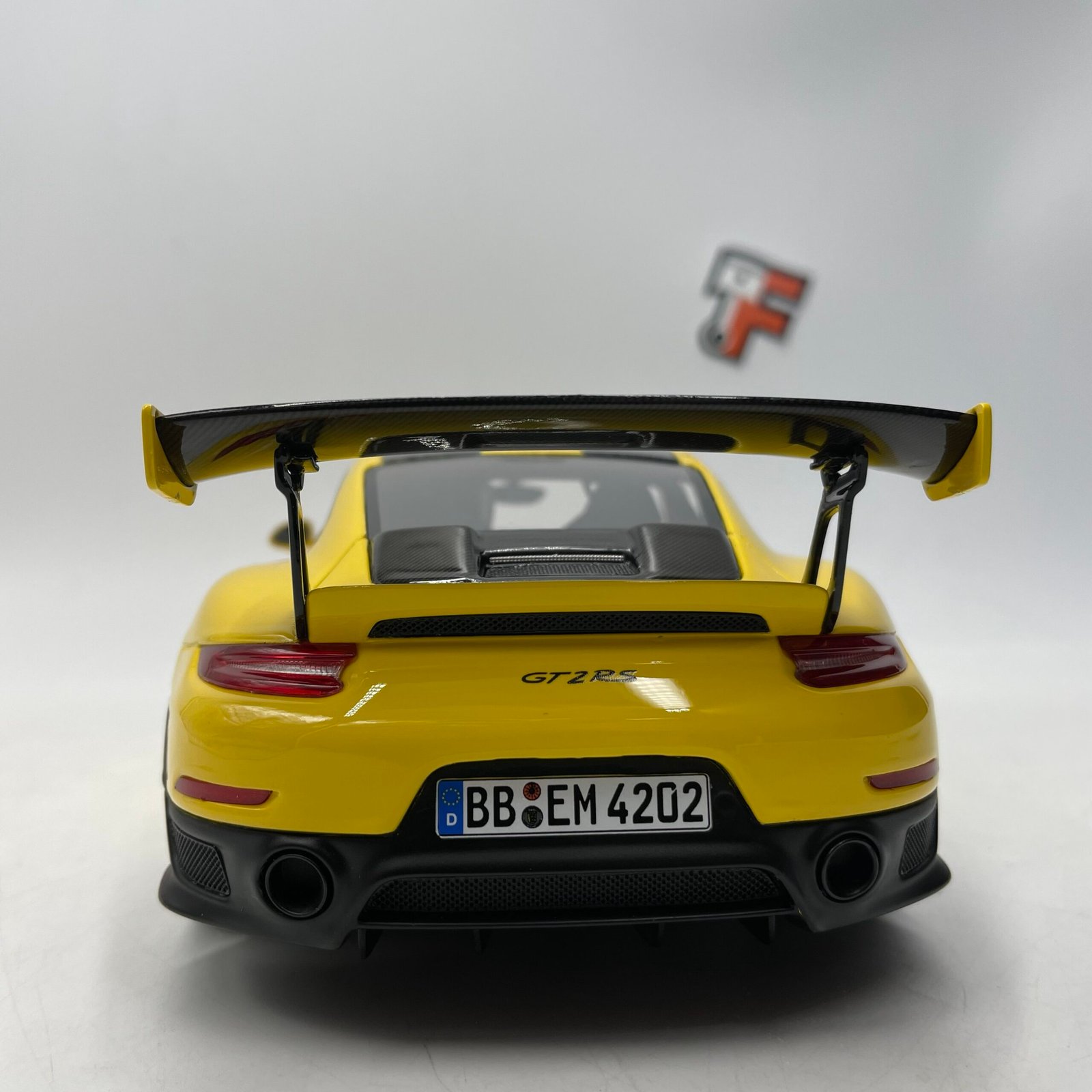 Porsche 911 (991.2) GT2 RS Nürburgring Lap Record 2017 Yellow/Black 1/18 – Image 6
