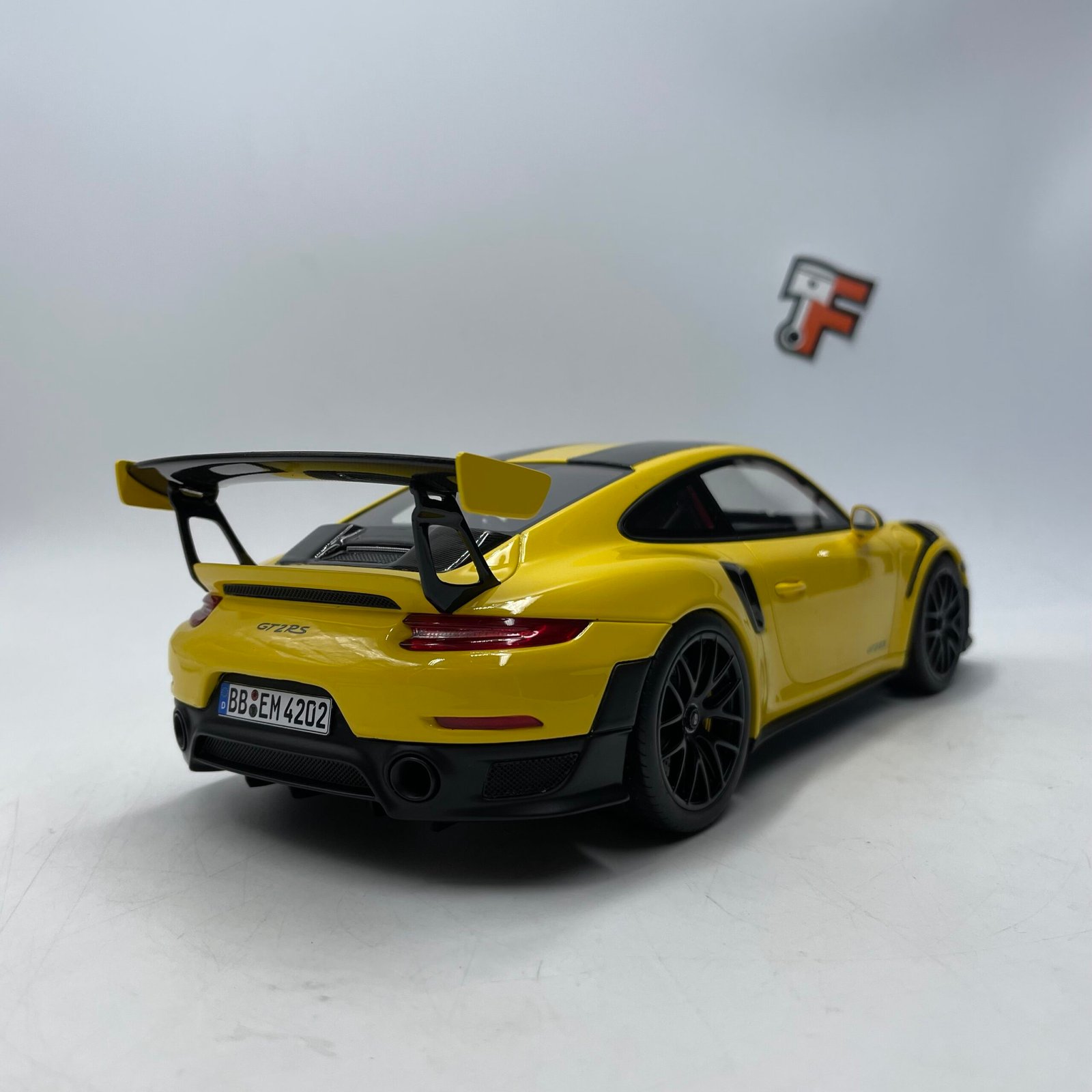 Porsche 911 (991.2) GT2 RS Nürburgring Lap Record 2017 Yellow/Black 1/18 – Image 7