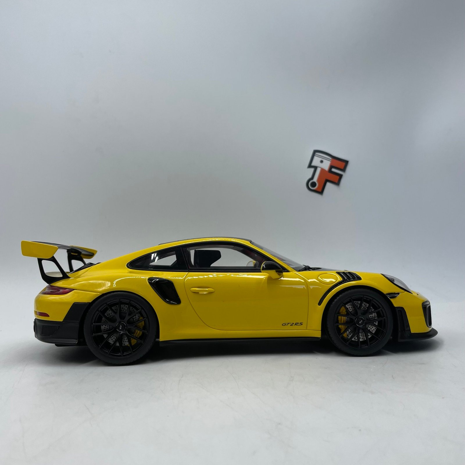 Porsche 911 (991.2) GT2 RS Nürburgring Lap Record 2017 Yellow/Black 1/18 – Image 8