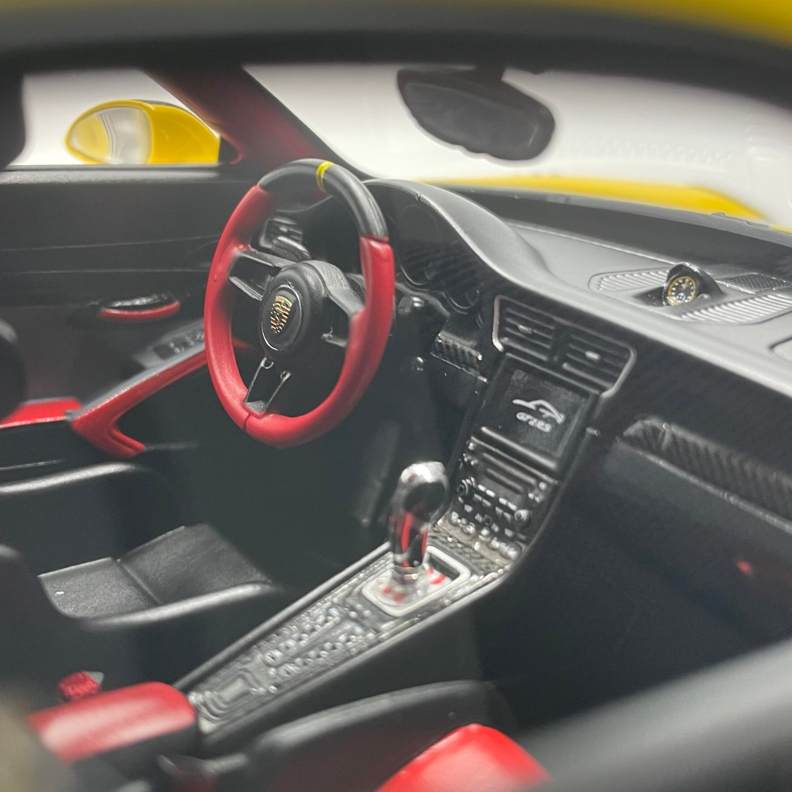 Porsche 911 (991.2) GT2 RS Nürburgring Lap Record 2017 Yellow/Black 1/18 – Image 10