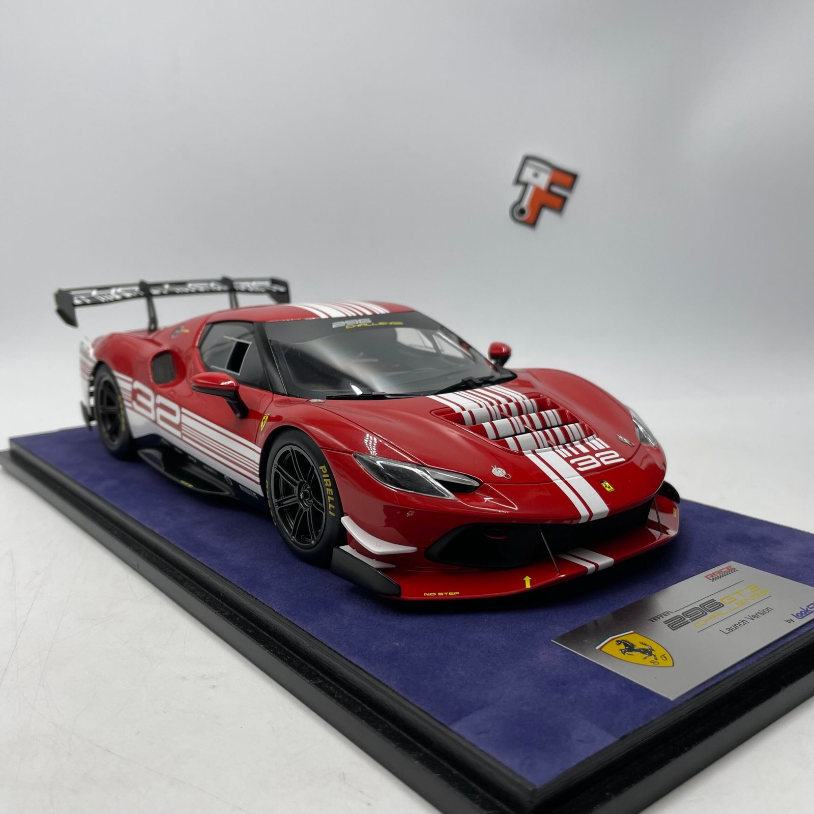 Miniature Ferrari 296 GT3 Challenge Launch Version Rosso Blanco LookSmart 1/18 vendue en Suisse