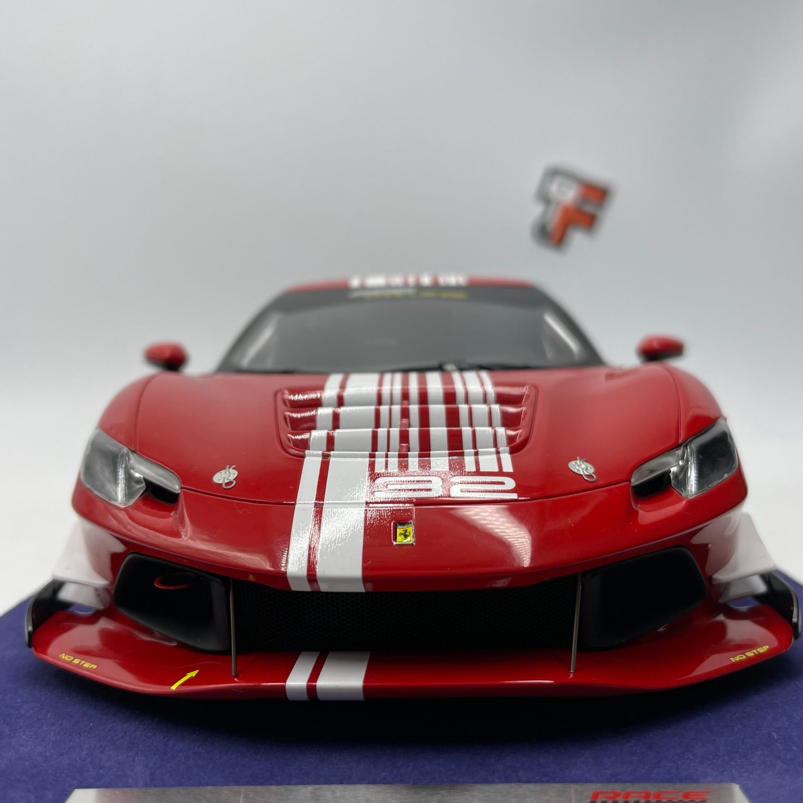 Ferrari 296 GT3 Challenge Launch Version Rosso/Blanco 1/18 – Image 3