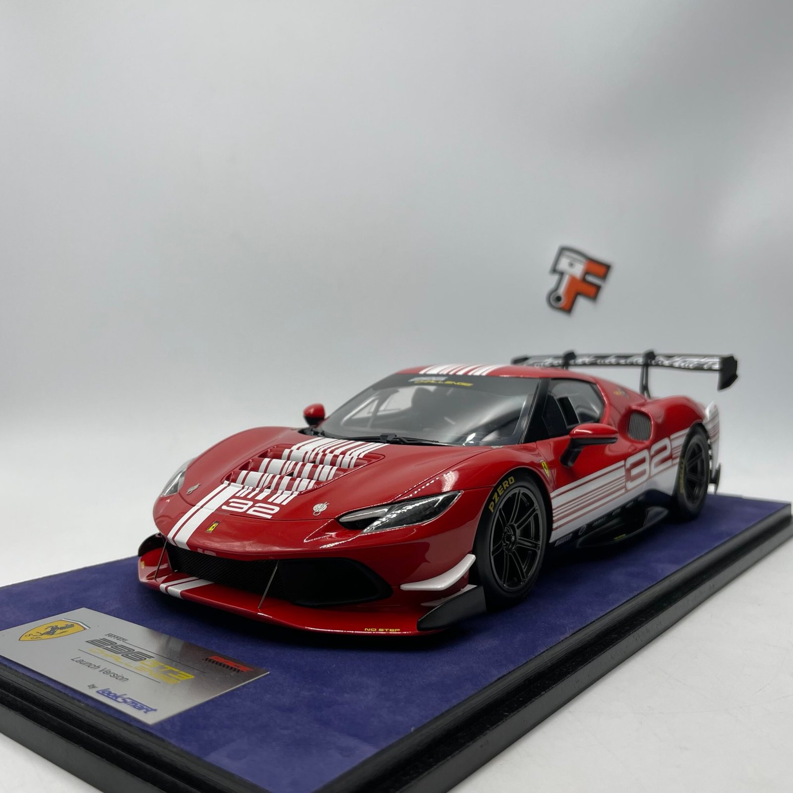 Ferrari 296 GT3 Challenge Launch Version Rosso/Blanco 1/18 – Image 4