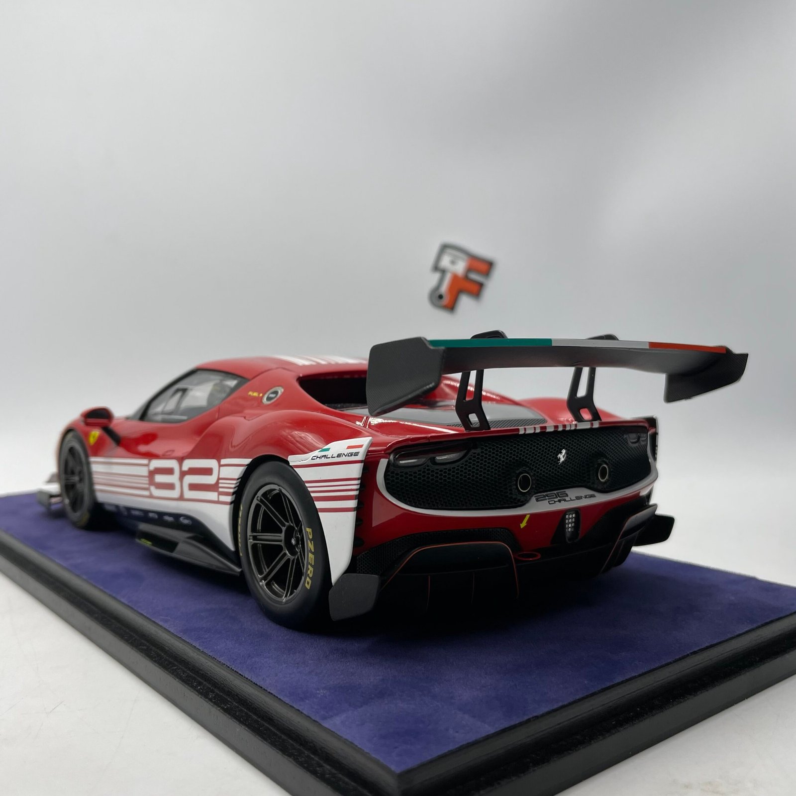 Ferrari 296 GT3 Challenge Launch Version Rosso/Blanco 1/18 – Image 6