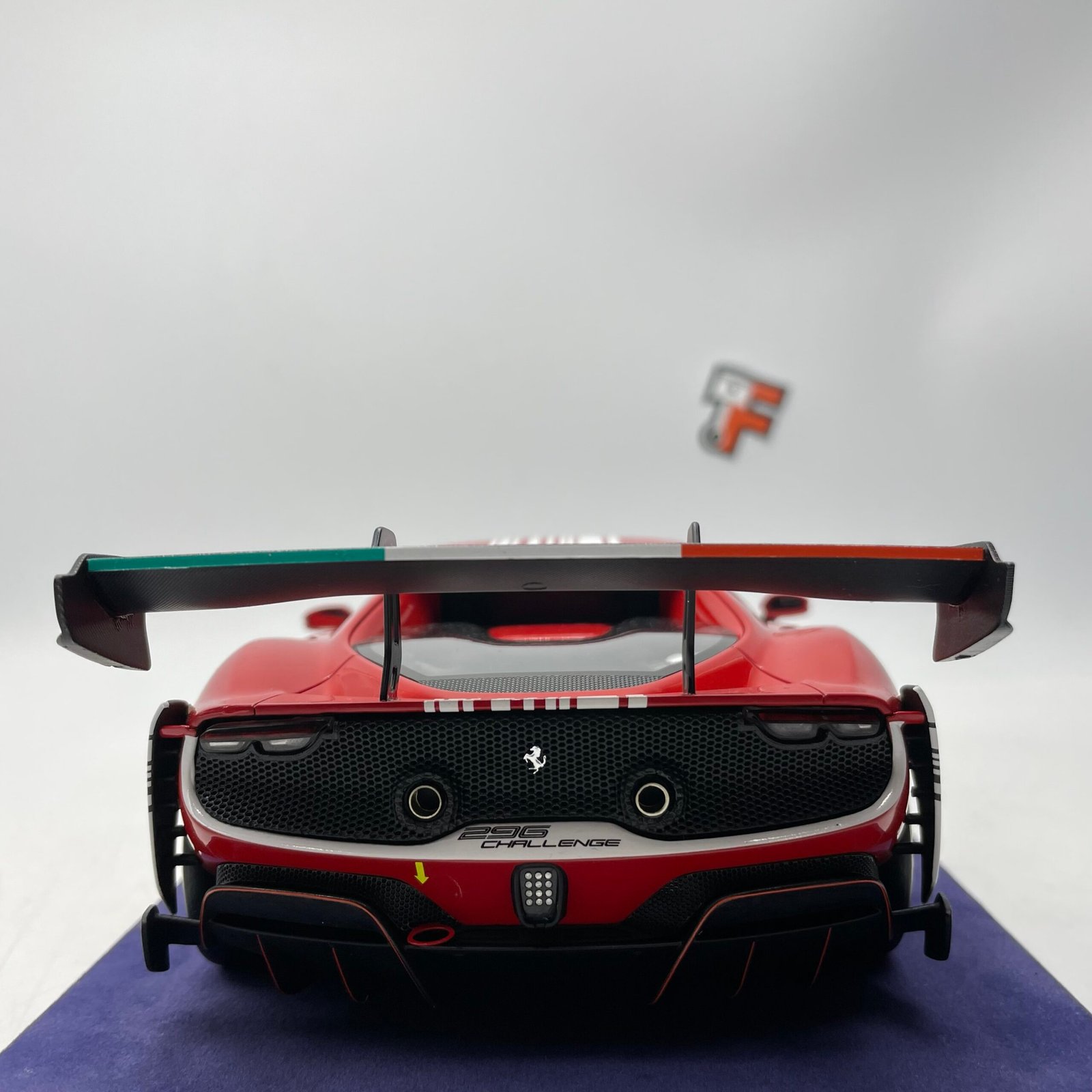 Ferrari 296 GT3 Challenge Launch Version Rosso/Blanco 1/18 – Image 7