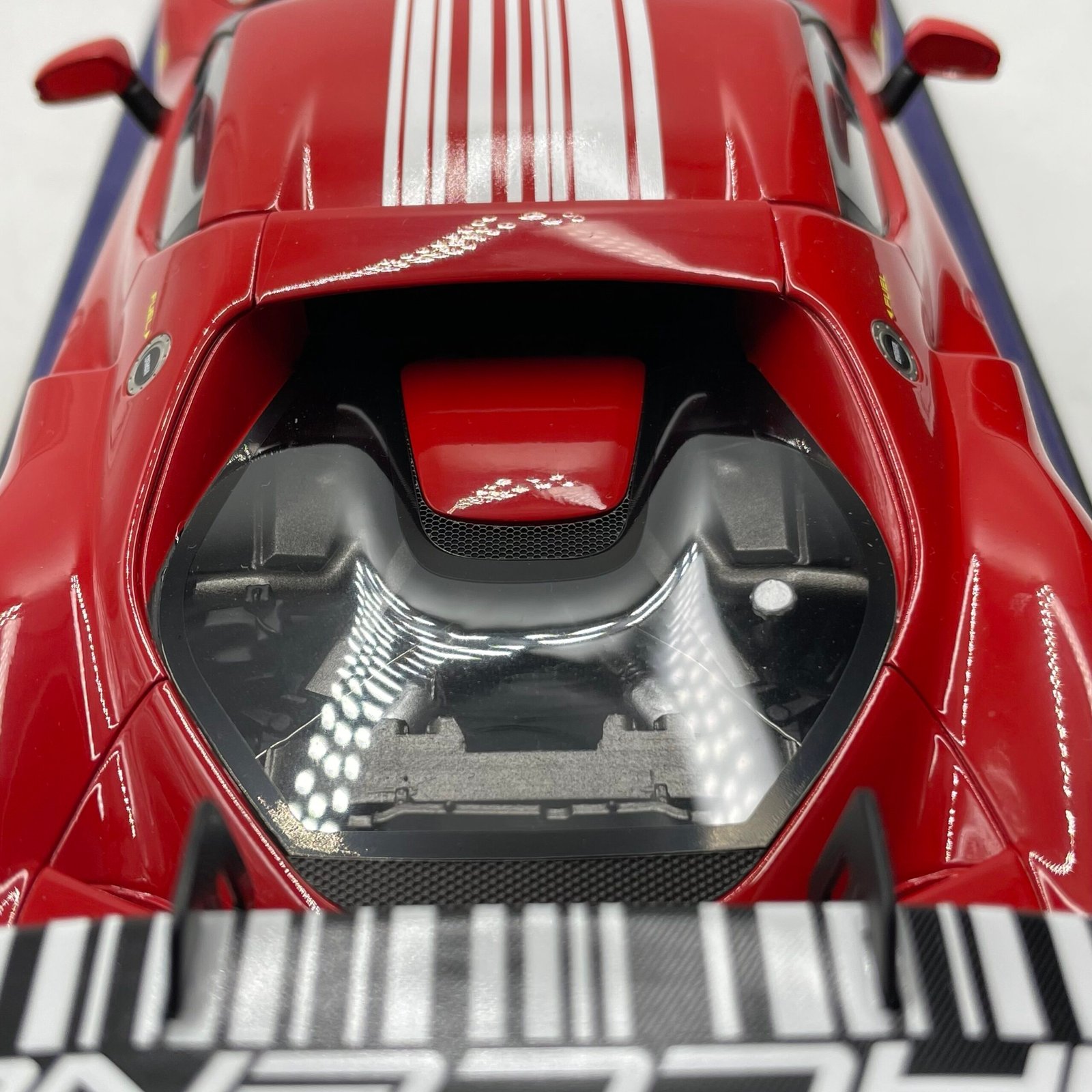 Ferrari 296 GT3 Challenge Launch Version Rosso/Blanco 1/18 – Image 16