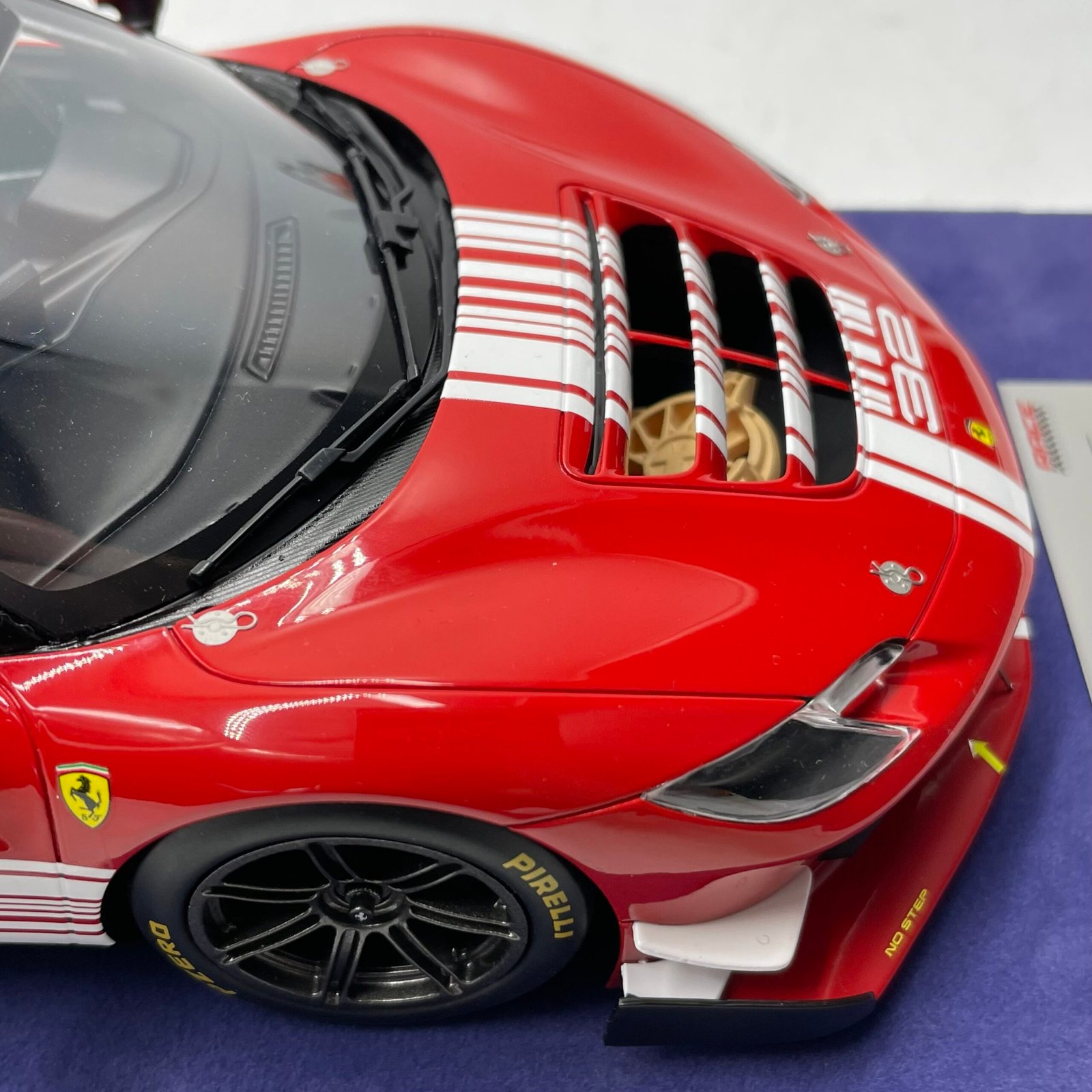 Ferrari 296 GT3 Challenge Launch Version Rosso/Blanco 1/18 – Image 17