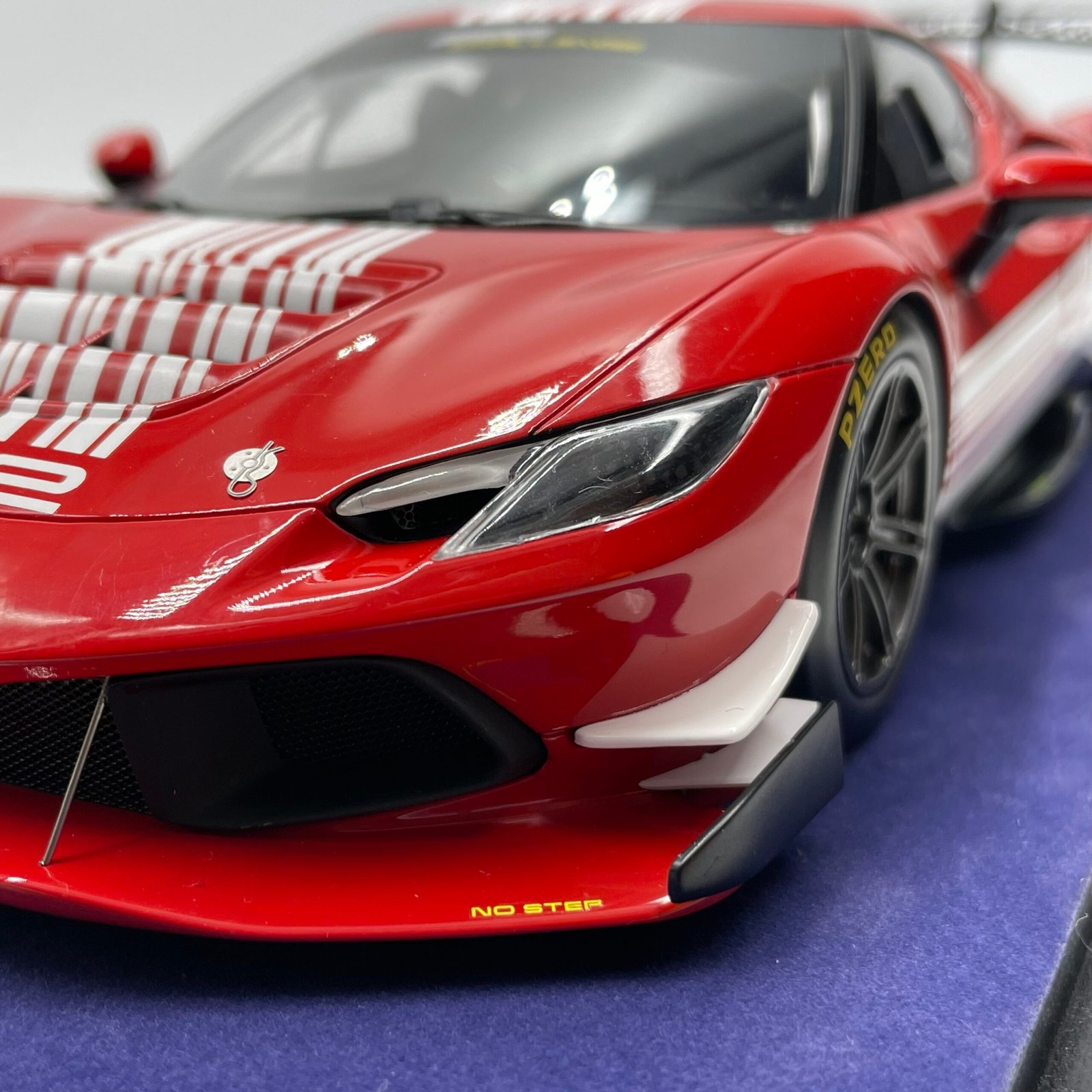 Ferrari 296 GT3 Challenge Launch Version Rosso/Blanco 1/18 – Image 15