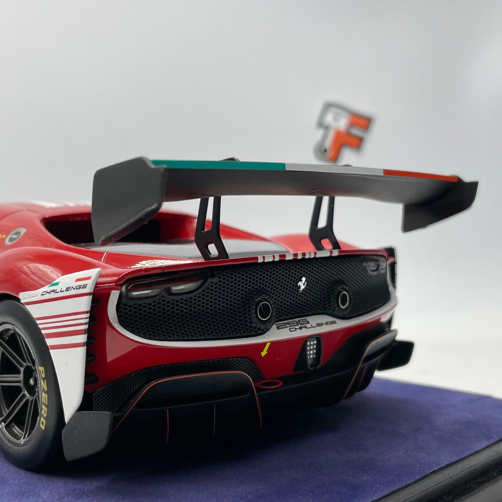 Ferrari 296 GT3 Challenge Launch Version Rosso/Blanco 1/18 – Image 13