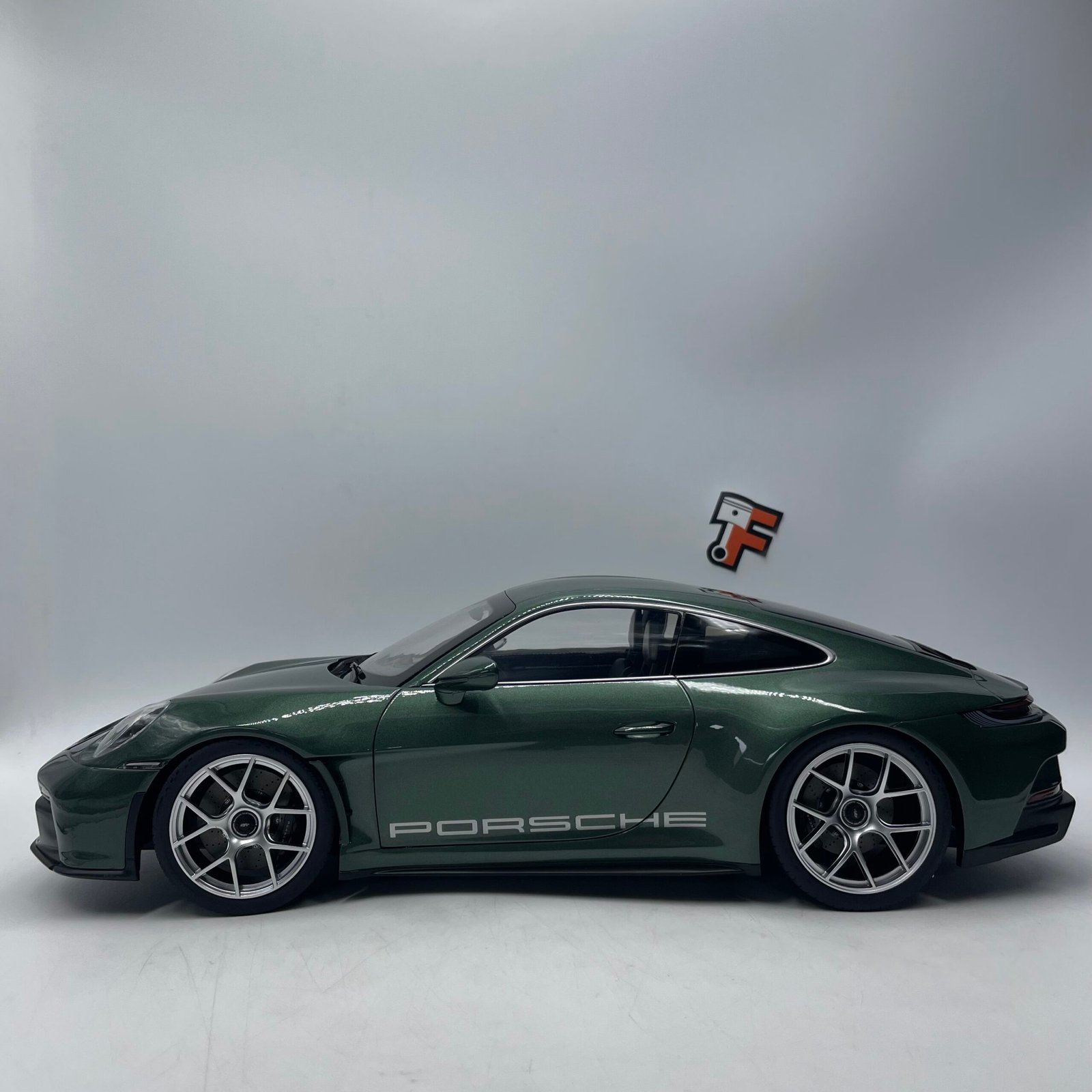 Porsche 911 S/T 2023 Malchite Green 1/12 – Image 4