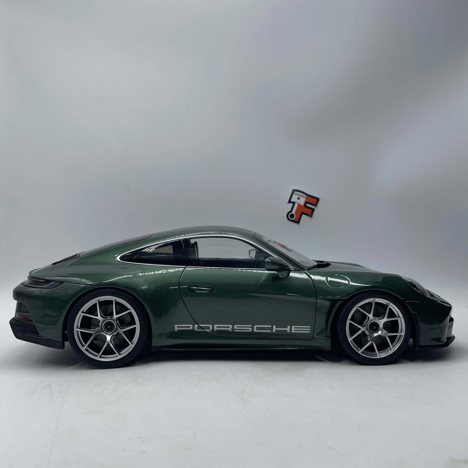 Porsche 911 S/T 2023 Malchite Green 1/12 – Image 8