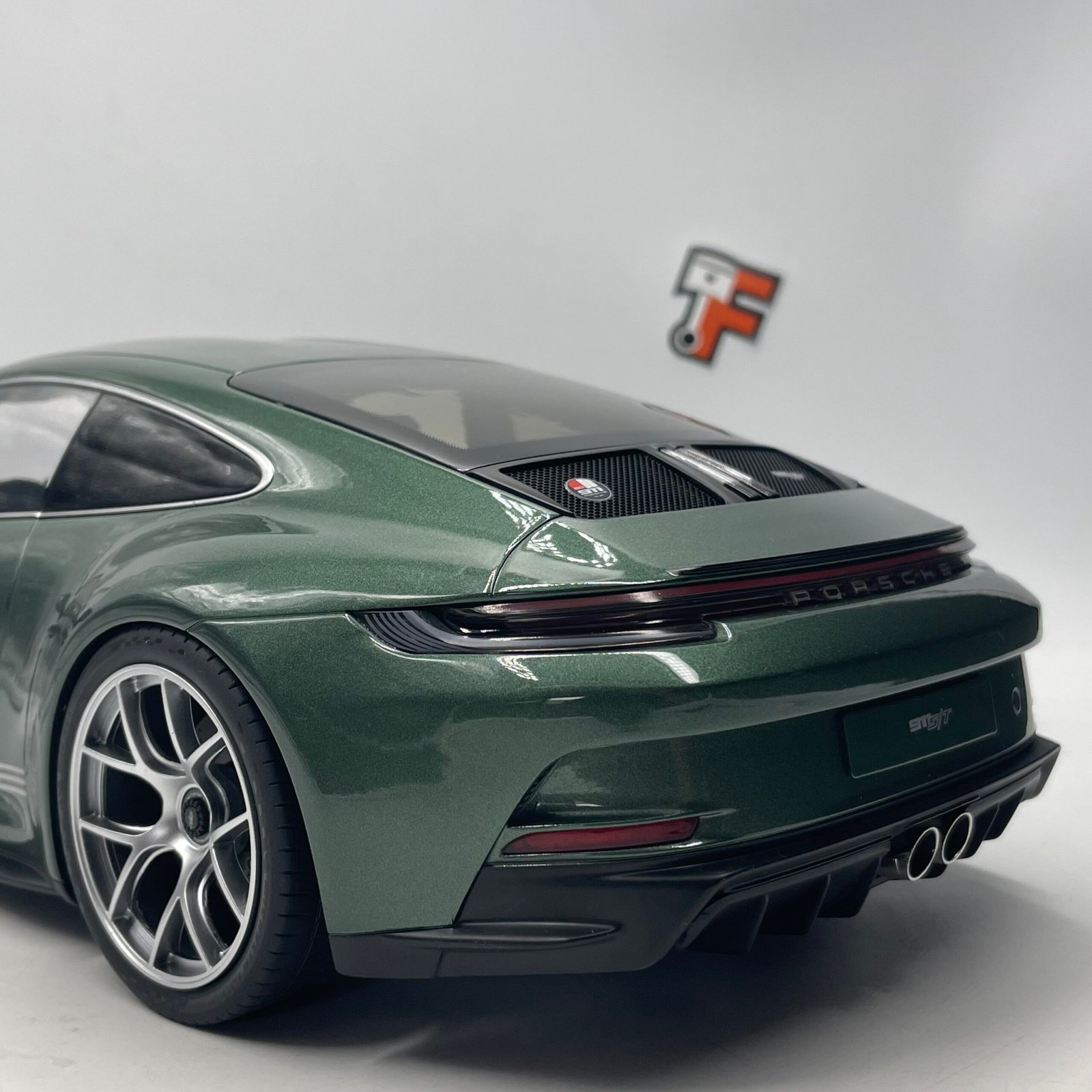 Porsche 911 S/T 2023 Malchite Green 1/12 – Image 11