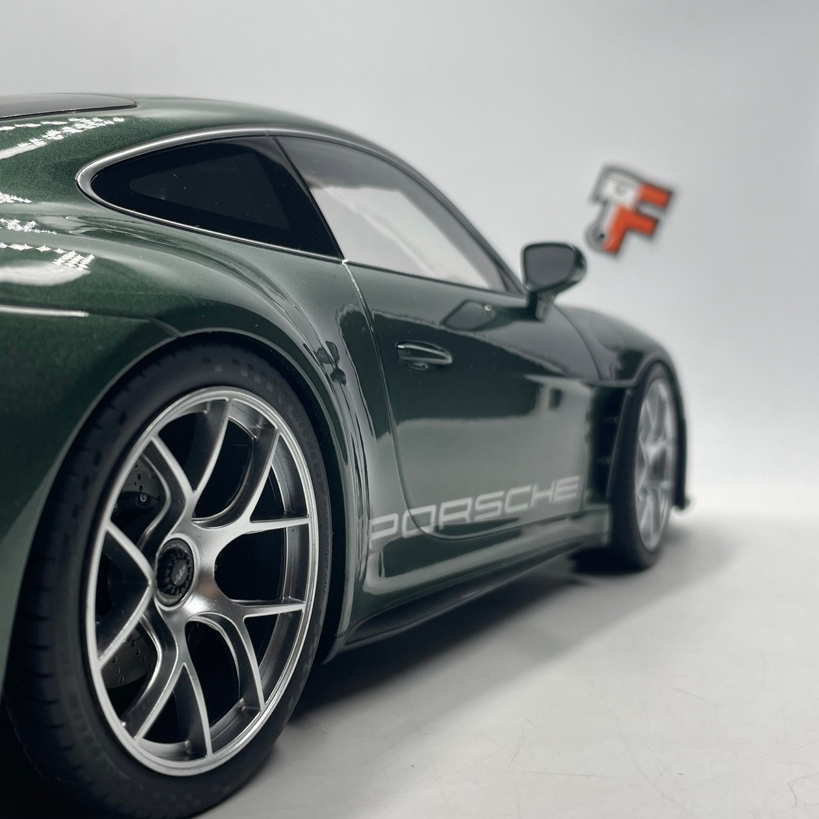 Porsche 911 S/T 2023 Malchite Green 1/12 – Image 12