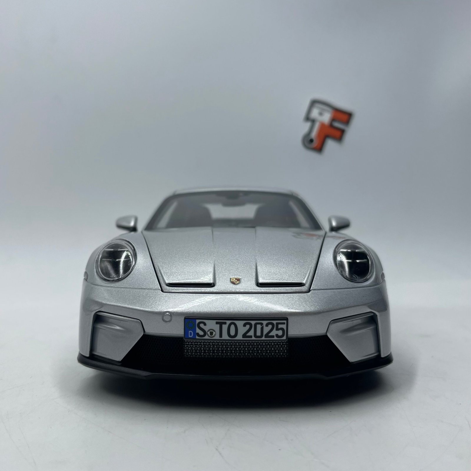 Porsche 911 GT3 Weissach Package 2025 Silver Metallic 1/18 – Image 2