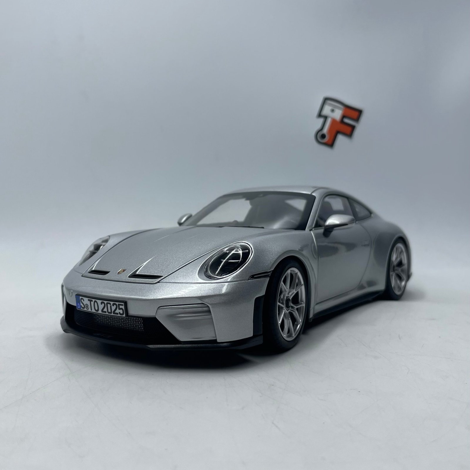 Porsche 911 GT3 Weissach Package 2025 Silver Metallic 1/18 – Image 3