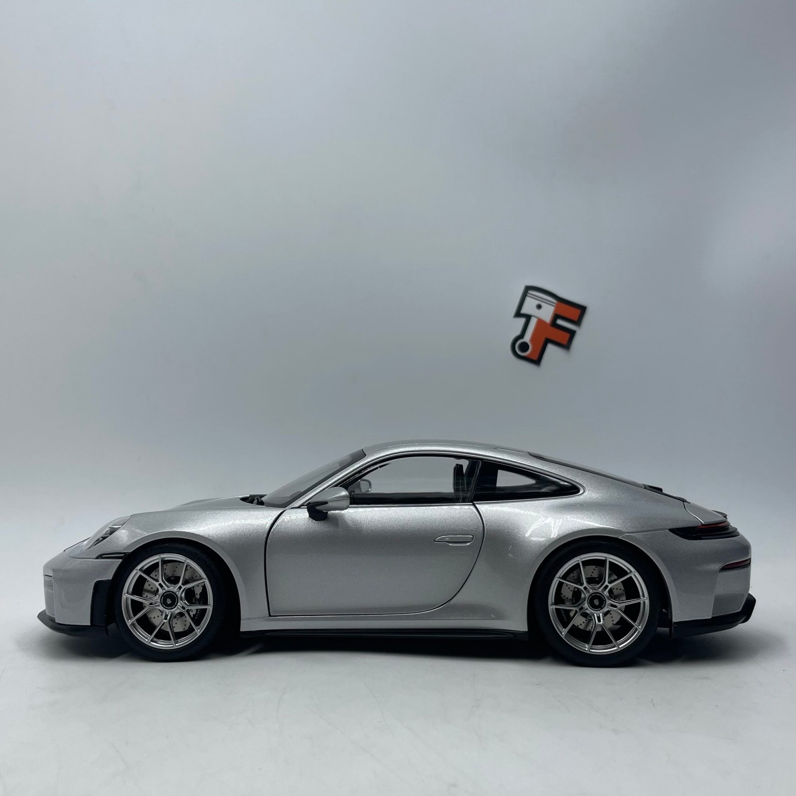 Porsche 911 GT3 Weissach Package 2025 Silver Metallic 1/18 – Image 4
