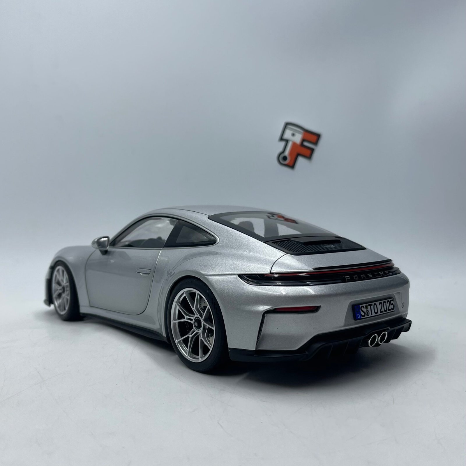 Porsche 911 GT3 Weissach Package 2025 Silver Metallic 1/18 – Image 5