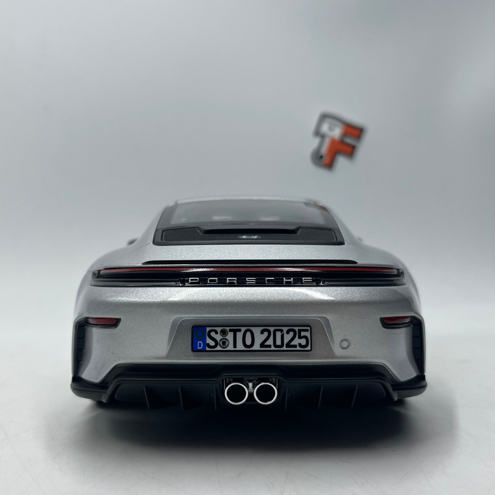 Porsche 911 GT3 Weissach Package 2025 Silver Metallic 1/18 – Image 6