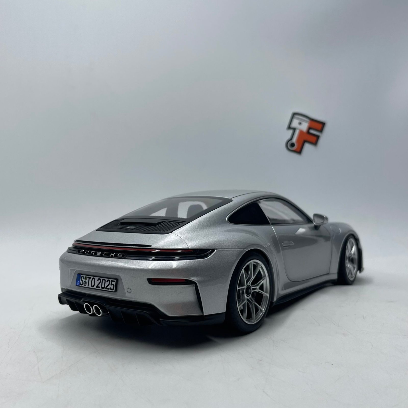 Porsche 911 GT3 Weissach Package 2025 Silver Metallic 1/18 – Image 7