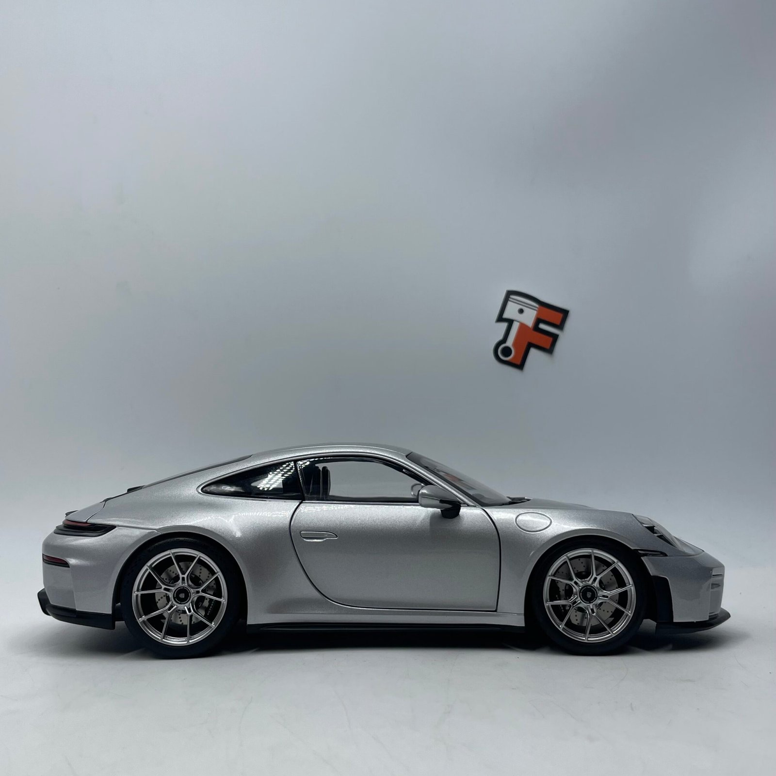 Porsche 911 GT3 Weissach Package 2025 Silver Metallic 1/18 – Image 8