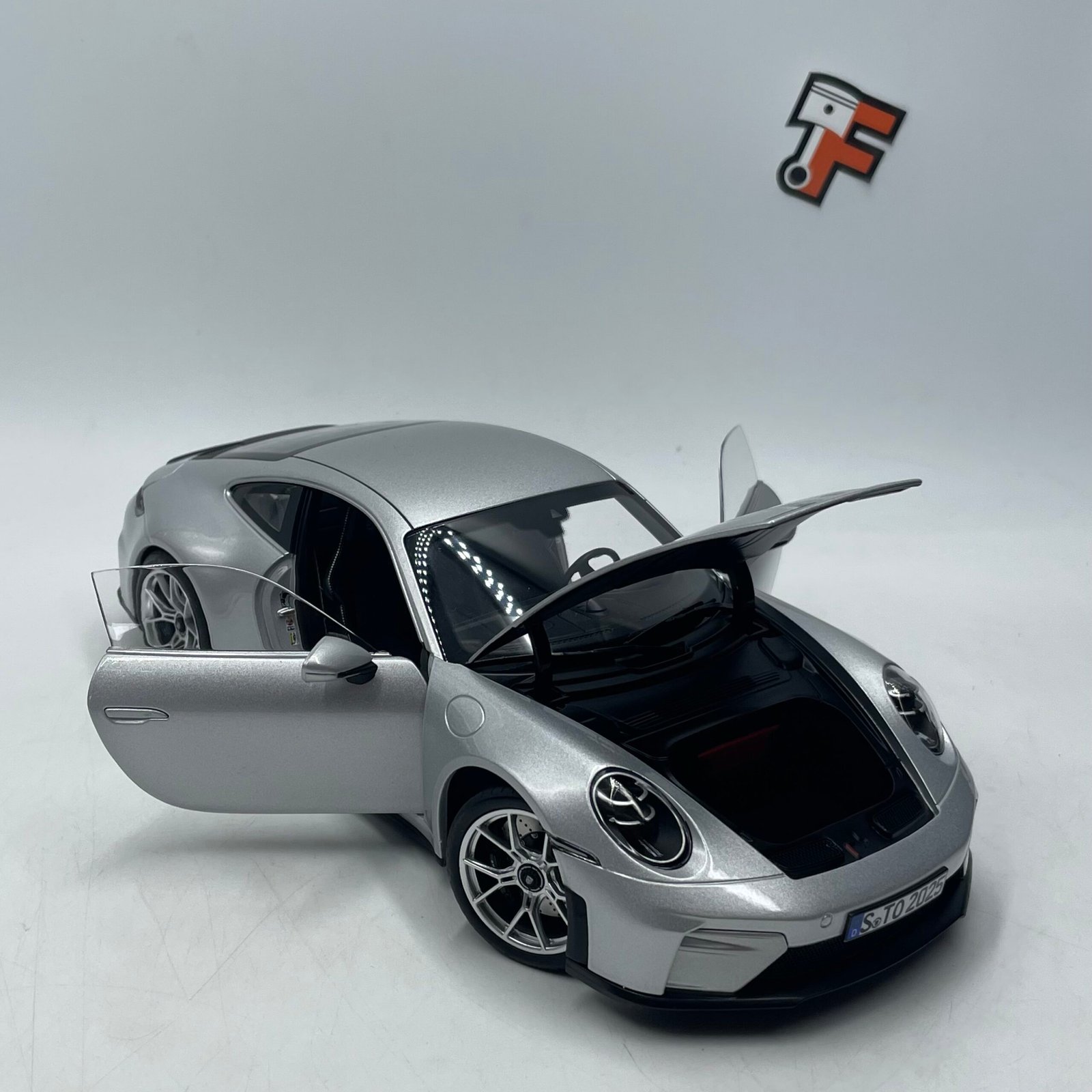 Porsche 911 GT3 Weissach Package 2025 Silver Metallic 1/18 – Image 11
