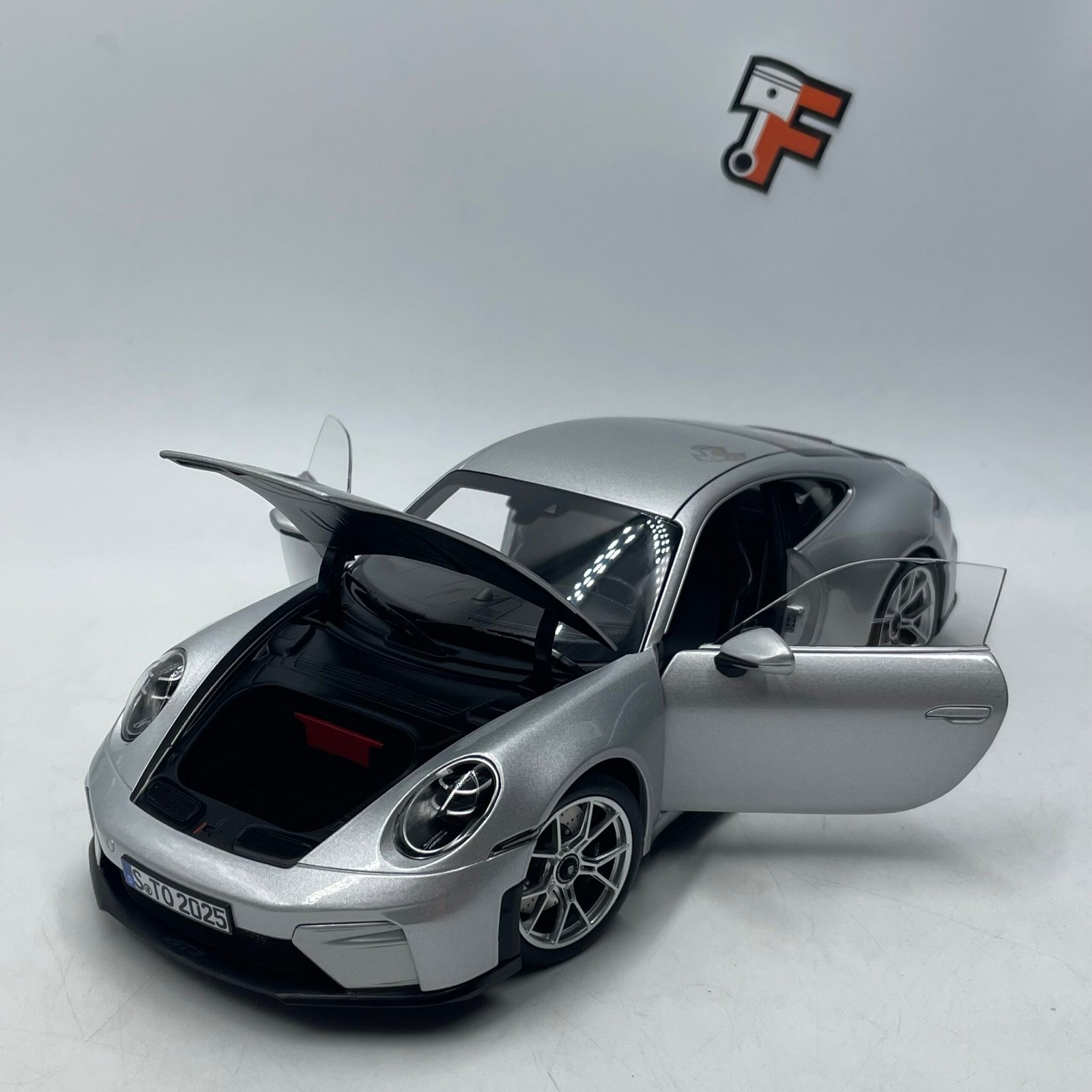 Porsche 911 GT3 Weissach Package 2025 Silver Metallic 1/18 – Image 12