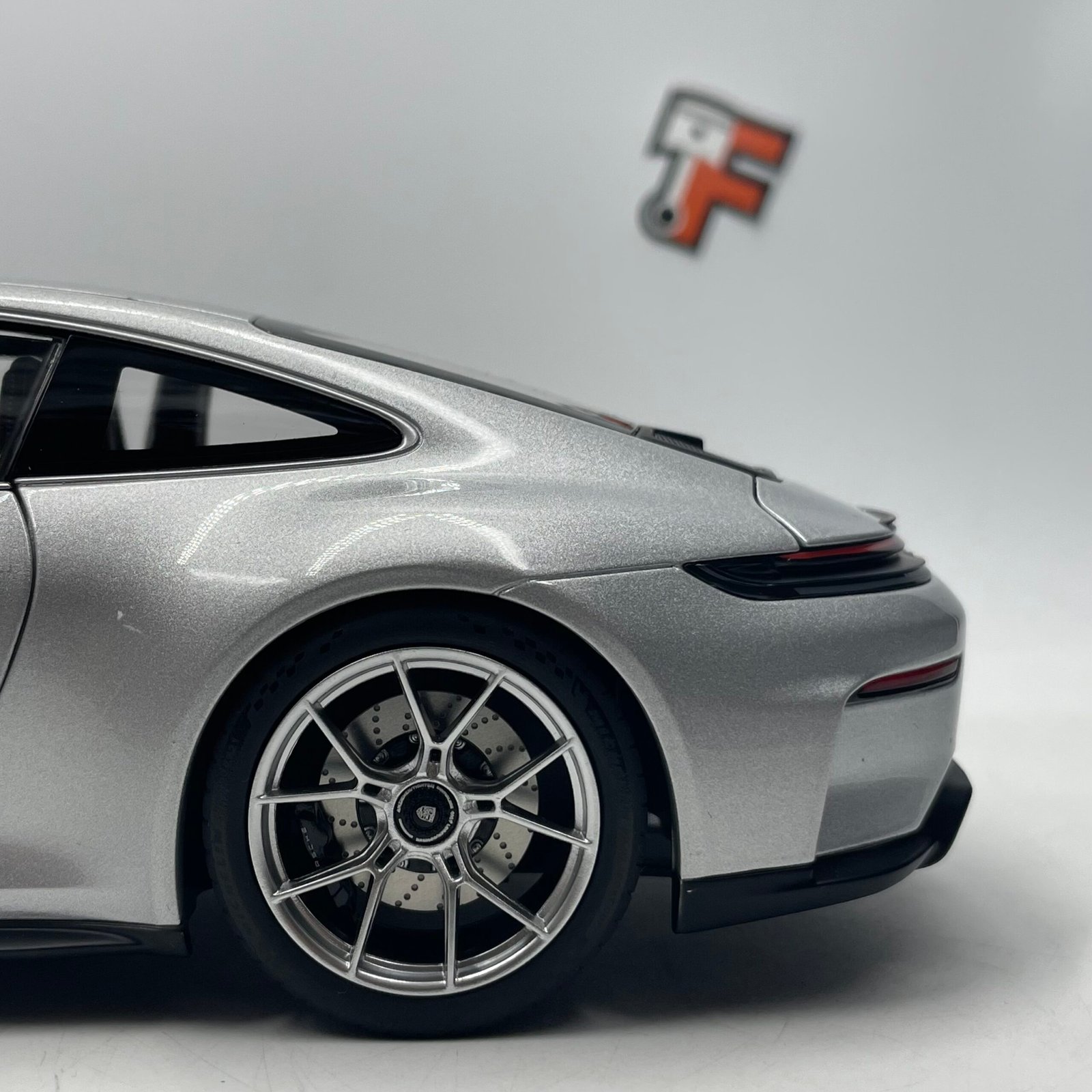 Porsche 911 GT3 Weissach Package 2025 Silver Metallic 1/18 – Image 13