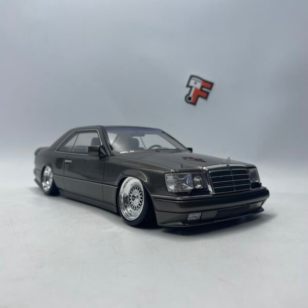 Miniature Mercedes-Benz C124 AMG Stance 2022 Grey 1/18 OttOmobile OT1241 en vente en Suisse