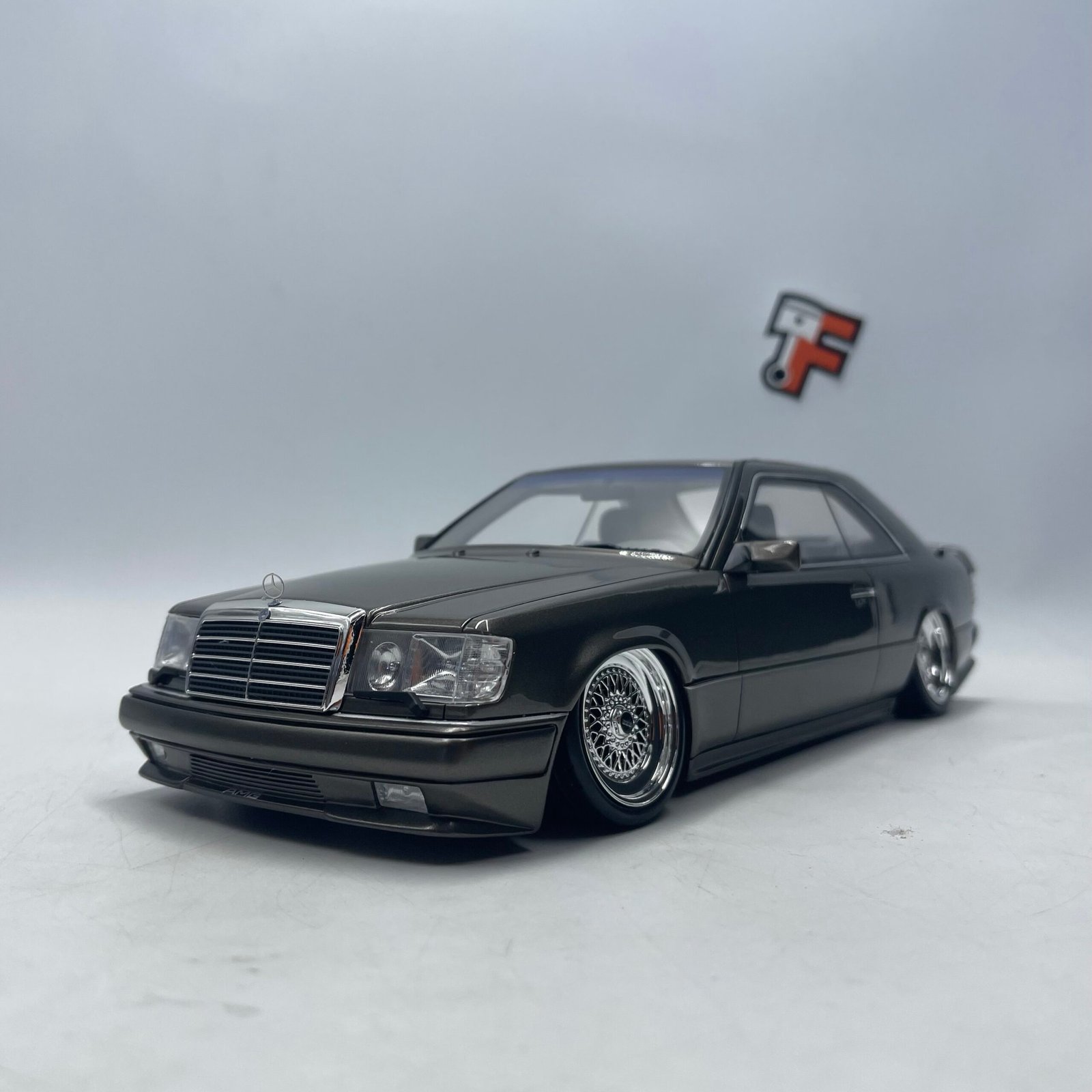 Mercedes-Benz C124 AMG Stance 2022 Grey 1/18 – Image 3