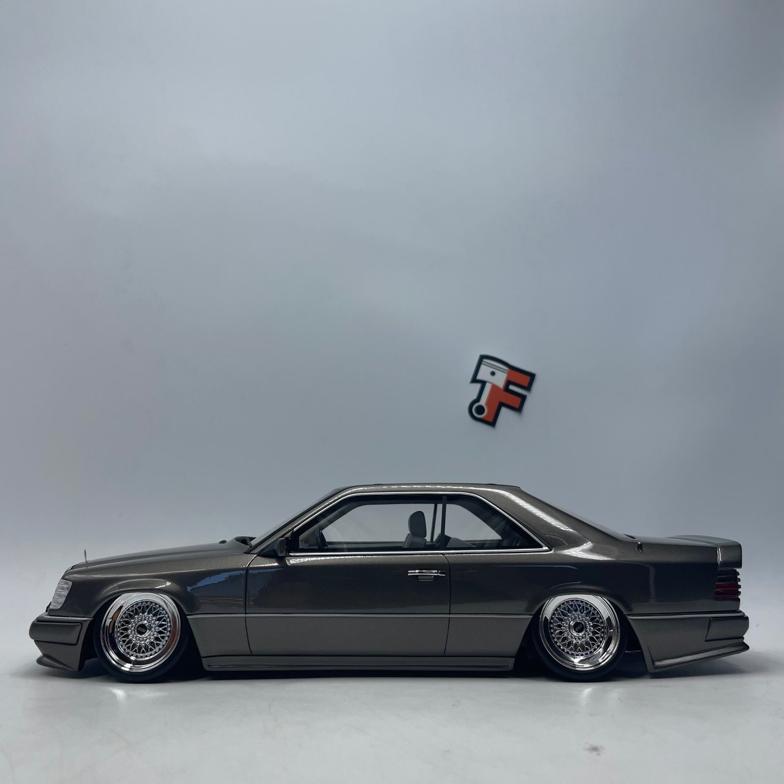 Mercedes-Benz C124 AMG Stance 2022 Grey 1/18 – Image 4