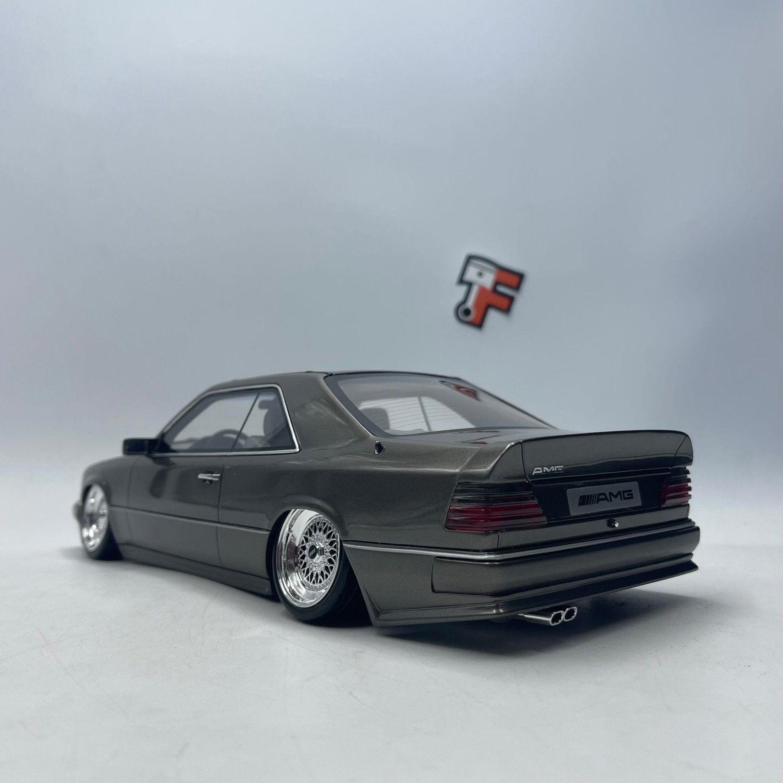 Mercedes-Benz C124 AMG Stance 2022 Grey 1/18 – Image 5
