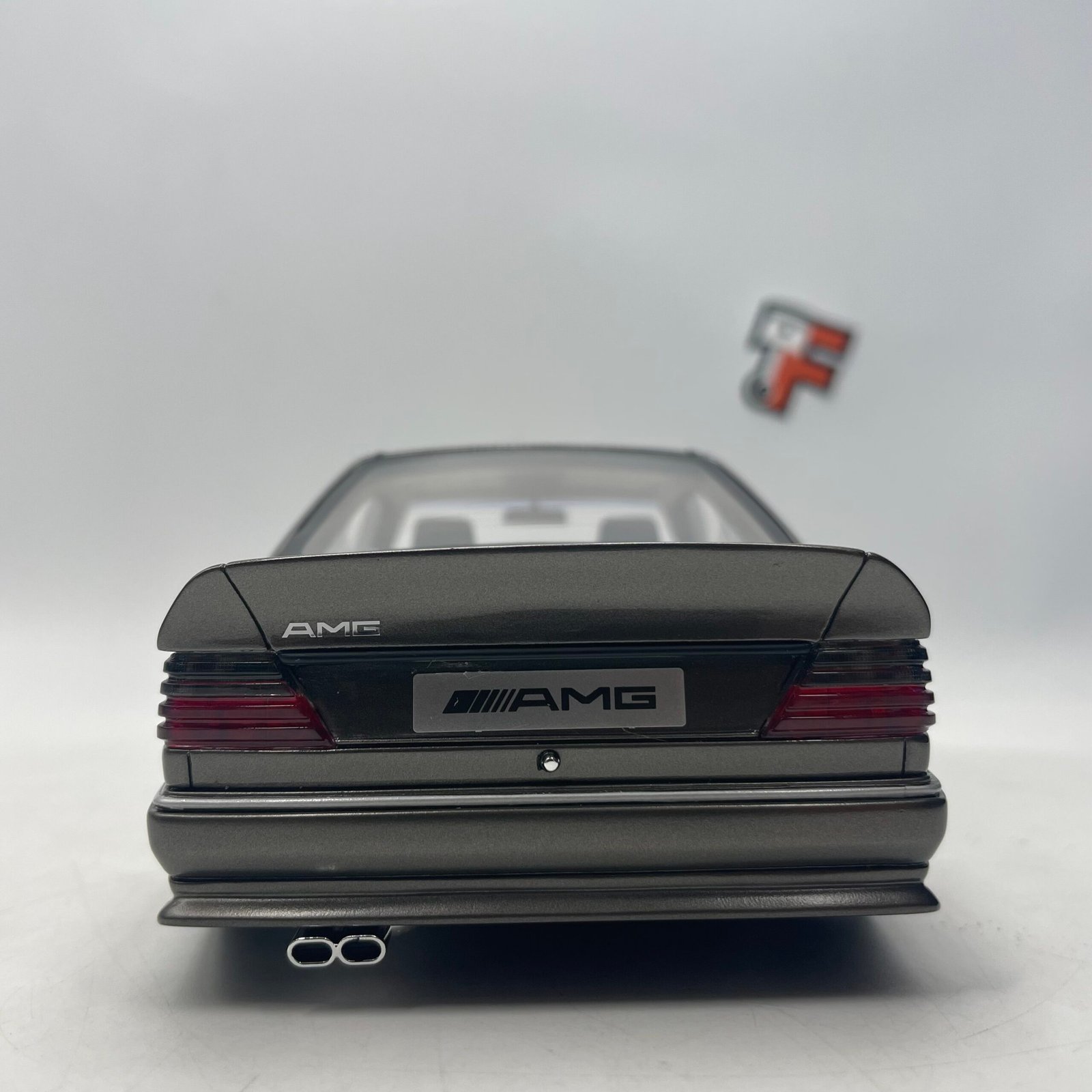 Mercedes-Benz C124 AMG Stance 2022 Grey 1/18 – Image 6
