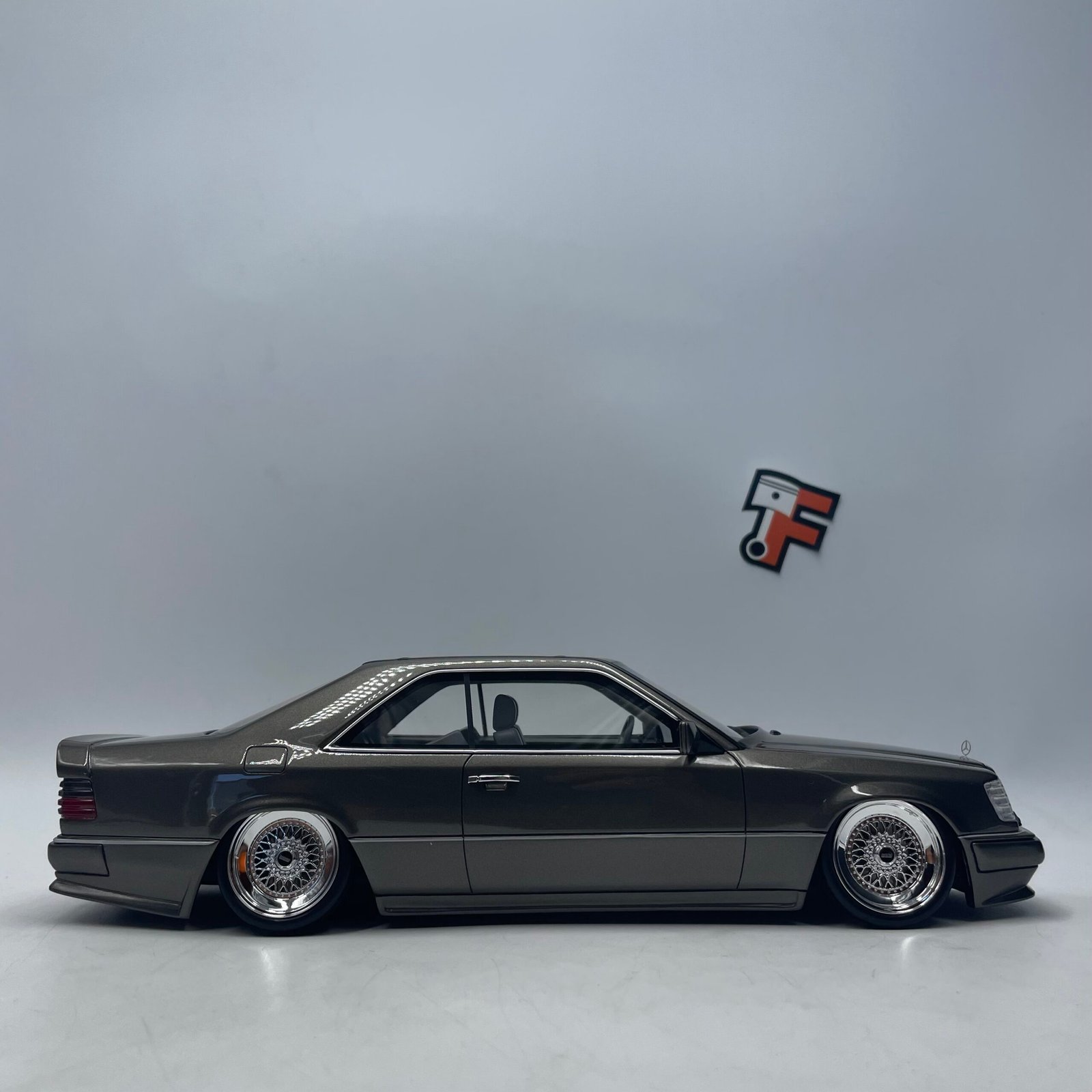 Mercedes-Benz C124 AMG Stance 2022 Grey 1/18 – Image 8