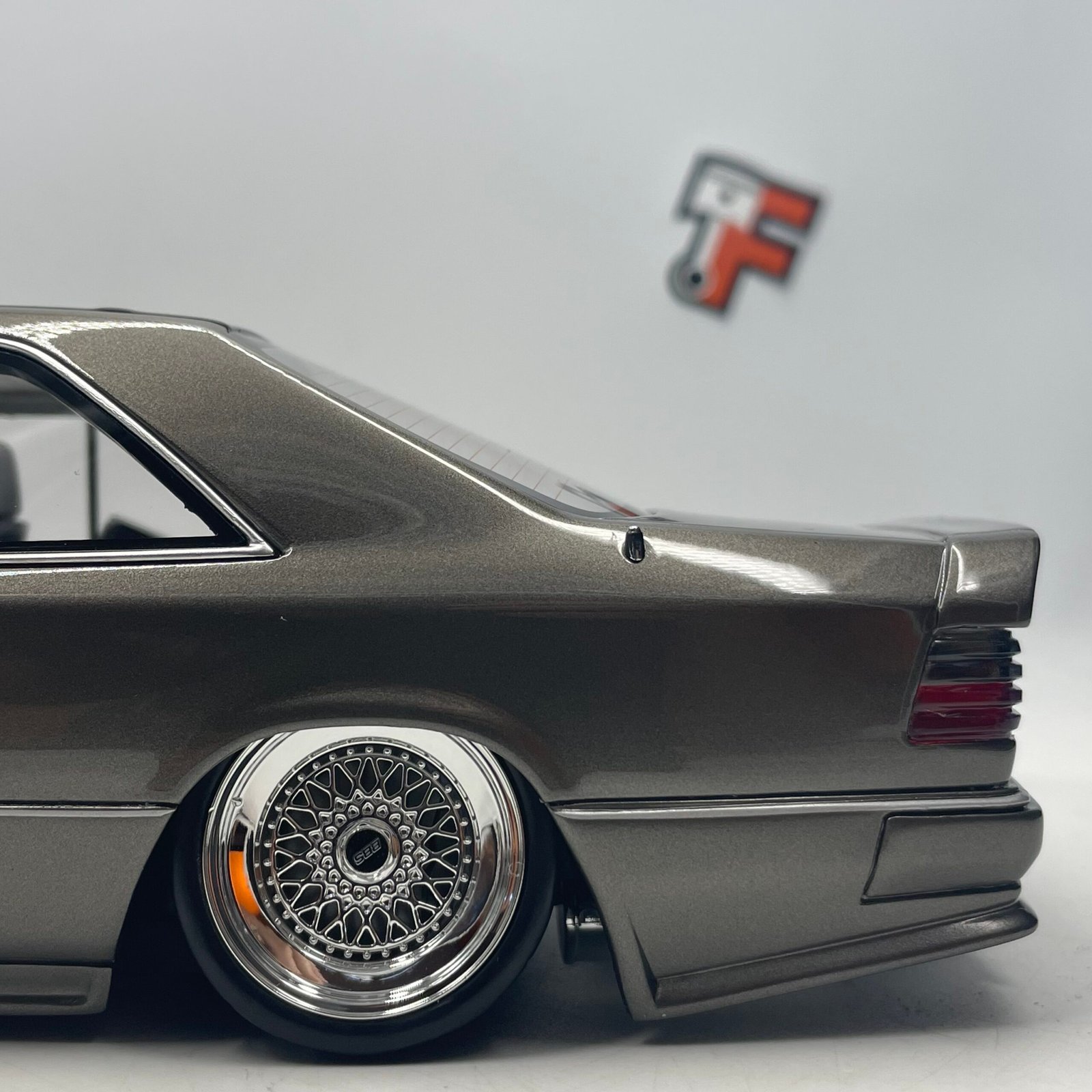 Mercedes-Benz C124 AMG Stance 2022 Grey 1/18 – Image 12