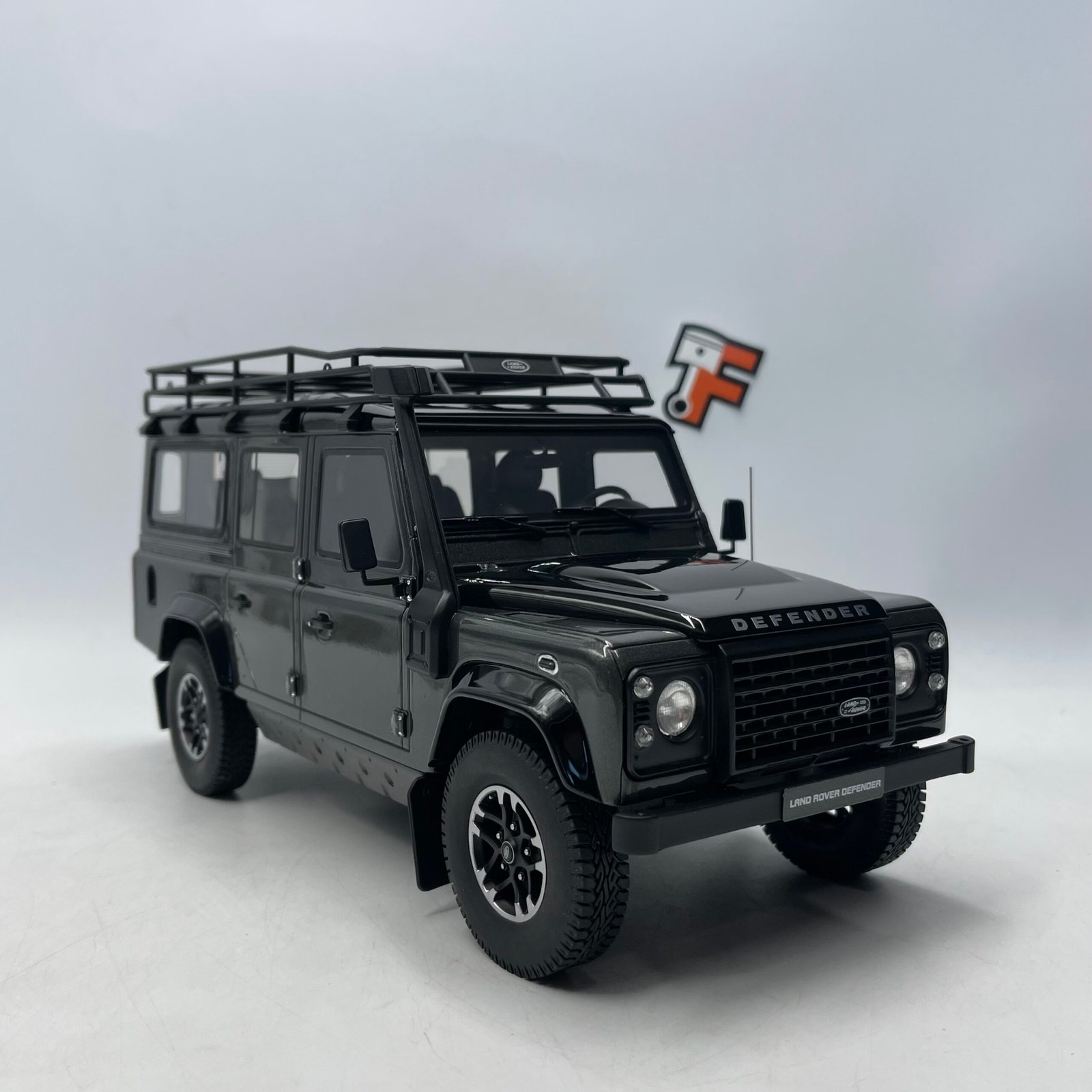Miniature Land Rover Defender 110 Station Wagon Adventure Edition gris 1/18 GT Spirit GT0968 vendue en Suisse