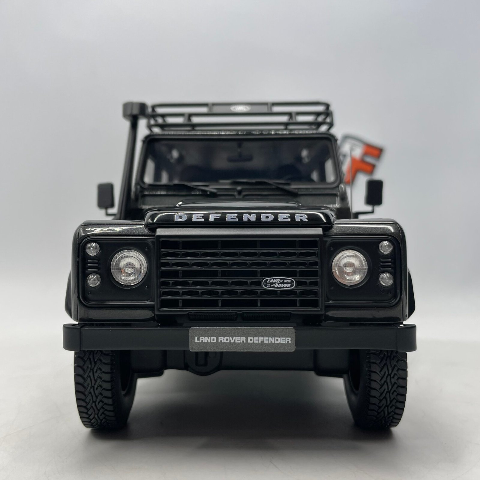 Land Rover Defender 100 Station Wagon Adventure Grey 1/18 – Image 2
