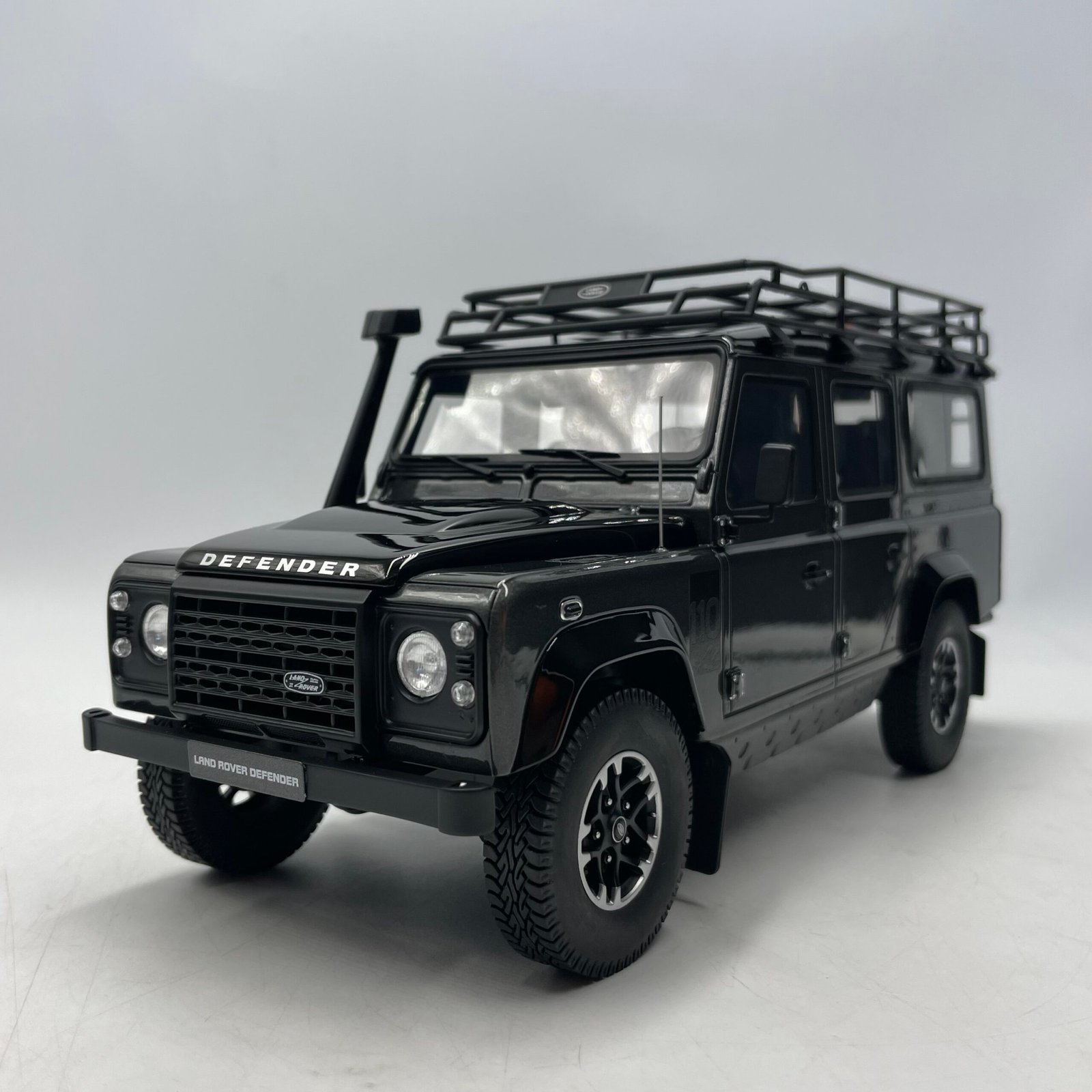 Land Rover Defender 100 Station Wagon Adventure Grey 1/18 – Image 3