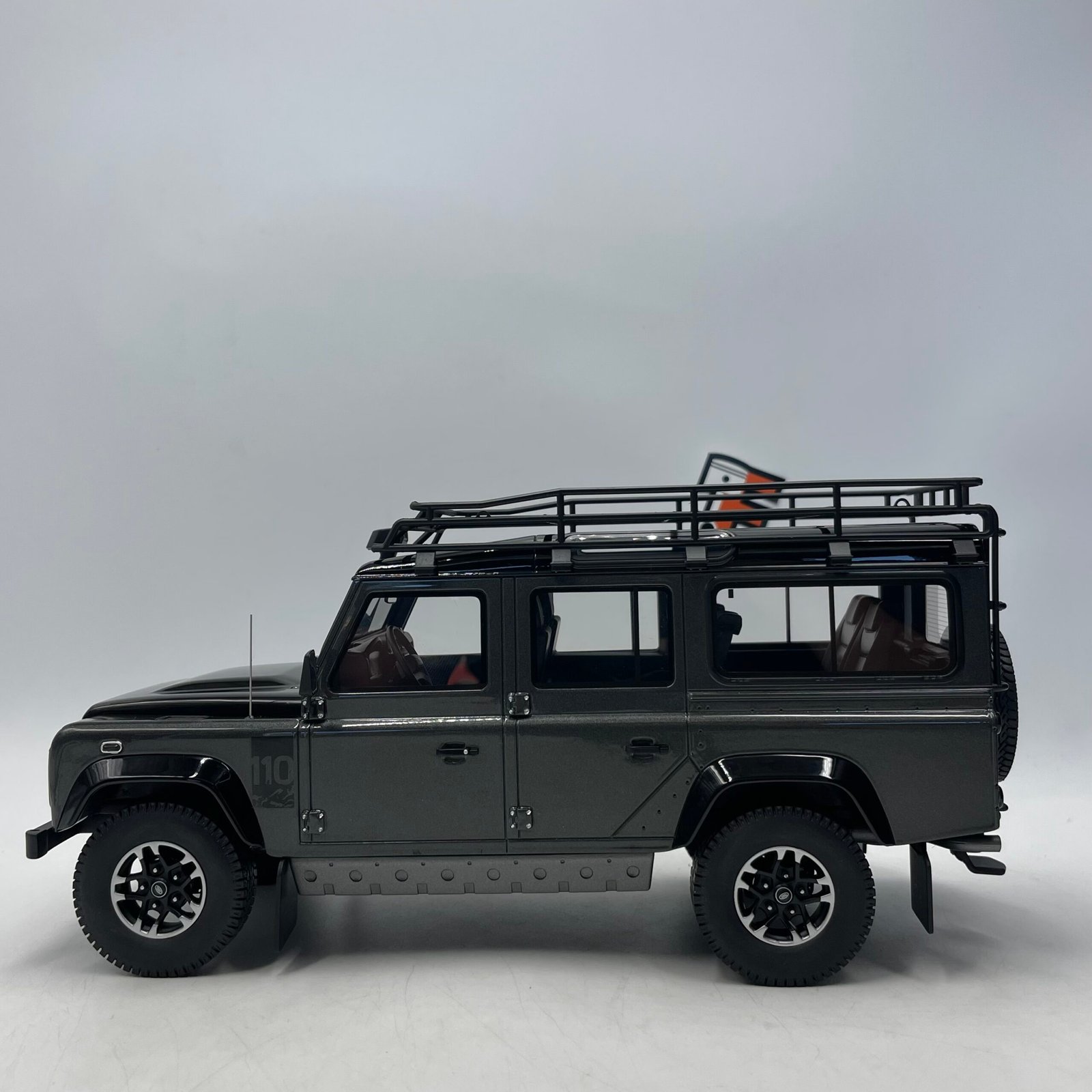 Land Rover Defender 100 Station Wagon Adventure Grey 1/18 – Image 4