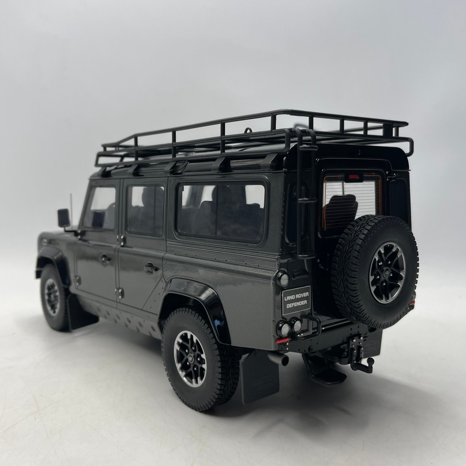 Land Rover Defender 100 Station Wagon Adventure Grey 1/18 – Image 5